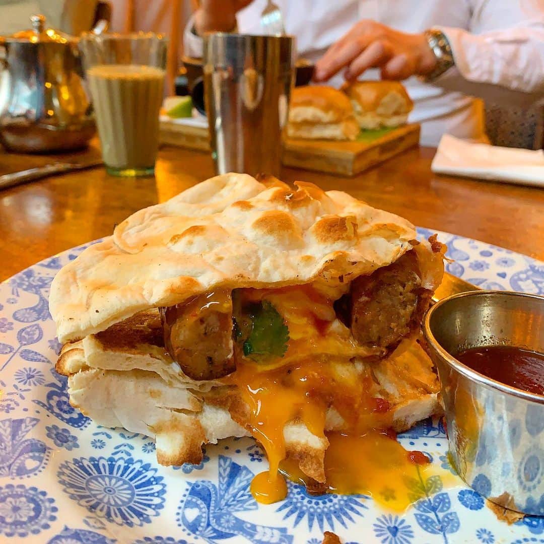 Eat With Steph & Coのインスタグラム：「Workdays start best with @dishoom 🤤 #foodie #tb patiently waiting to be able to taste this again! Sausage and egg naan roll is my #1 😋 great place to have your mentoring breakfast 🙂 📷: @mchan4b」
