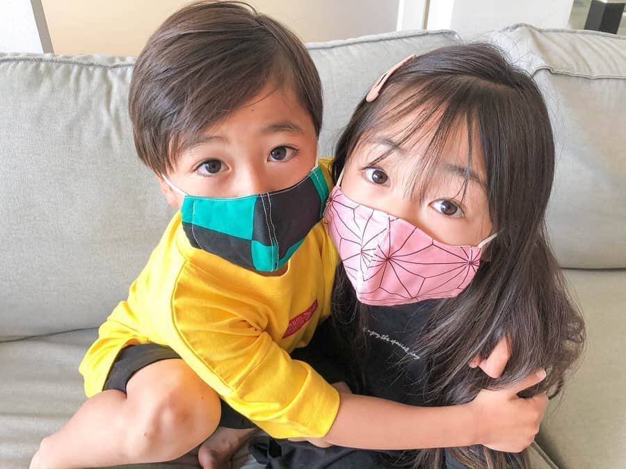 かなのインスタグラム：「． 我が家も親子でハマってる鬼滅の刃😁⚡️ ． 毎日鬼滅ごっこしてるから 鬼滅マスクをオーダーしたの😂💕 可愛すぎるね🥺 幼稚園、学校始まったら人気者になれそう🥺 りきと猪之助も欲しいって言ってたけど 猪之助って裸じゃん🤫笑 みんなは誰推し？♡ ． ． #鬼滅の刃#鬼滅マスク#手作りマスク#炭治郎#禰豆子#善逸」
