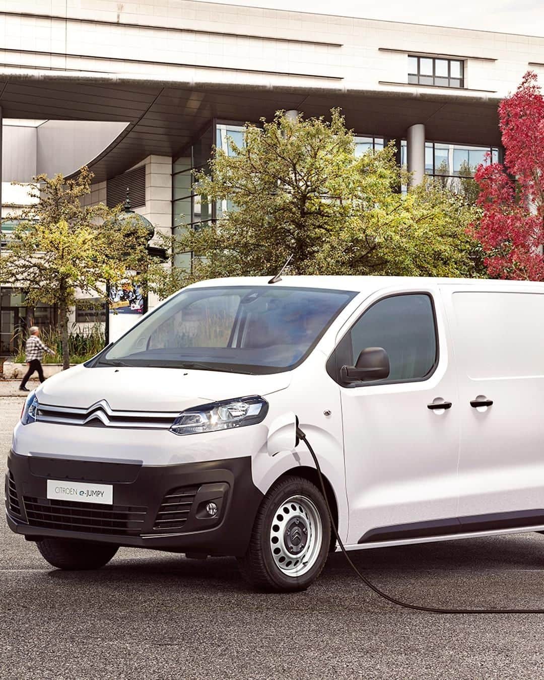 Citroënのインスタグラム：「Everything that makes Citroën Jumpy great, now in 100% Ëlectric. ⚡️🚚 New Citroën ë-Jumpy – 100% Ëlectric. #CitroënË_Jumpy #ËlectricForAll #InspiredByPro #carsofinstagram #CarOfTheDay #Electric #Car #ElectricVehicle #ZeroEmissions #eMobility #Electriccars」