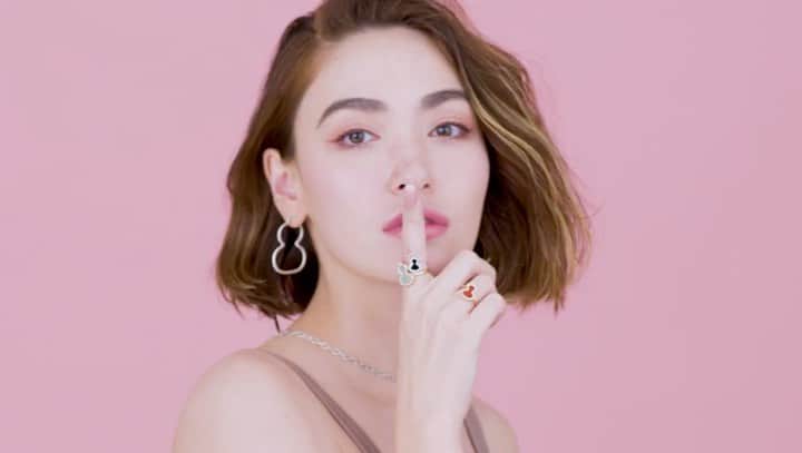 のインスタグラム：「You have the right to be happy. You have the right to thrive, shine, and succeed. 💍✨ #shinelikeadiamond #qeelin #diamond #jewelry #hongkong #model  @qeelinjewellery @yunikeyu」