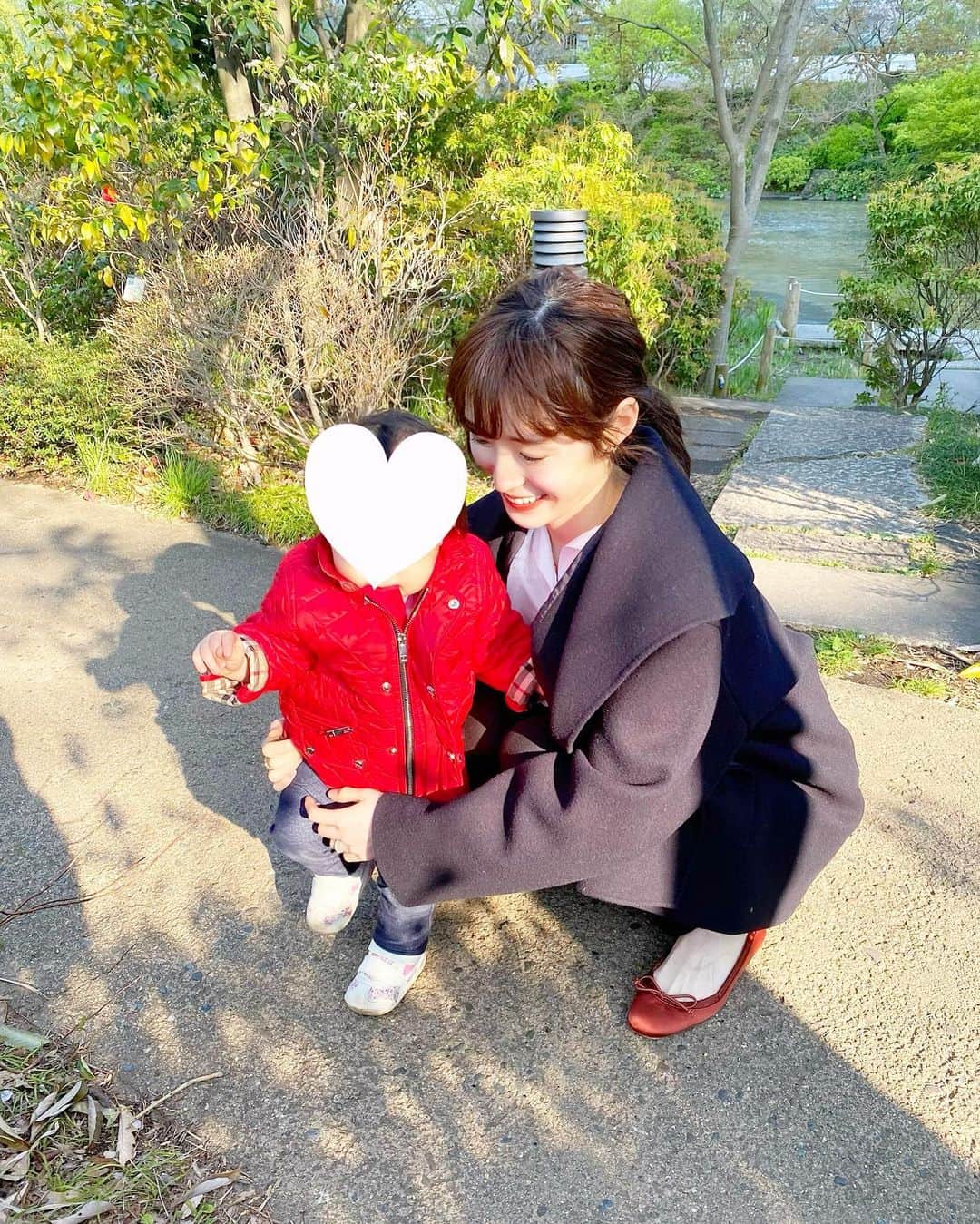 小林真由のインスタグラム：「⋆﻿ ⋆﻿ まだ肌寒かった頃🐻﻿ ﻿ 子供のしゃべる言葉がどんどん増えて﻿一日中笑ってる🧁﻿ あの狙ってない赤ちゃん言葉の可愛さってもう。。🙈﻿💛 ﻿ 見ていたいし﻿動画にも収めたいし﻿ 今だけと思うと本当に貴重ですね🥺✊🏻﻿ ﻿ ﻿ ファッション #コーデ #ママコーデ #女の子ママ #女の子ベビー #ベビー #1歳5ヶ月 #ママライフ #マタニティ #マタニティライフ #妊婦 #妊娠7ヶ月 #第二子妊娠中 #コーディネート #coordinate #fashion」