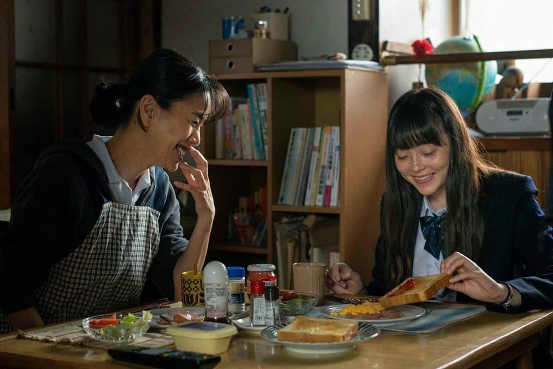 のインスタグラム：「映画館再開のニュースが入ってきました。 様々なお考えあるとは思いますが。 ご体調や、状況をご確認のうえご来場いただけましたら幸いです。 🍃#風の電話 上映館情報🍃 🔷シネマ・リオーネ古川 5/15(金)公開 http://www.cinema-rione.jp/ 🔷シネプラザ サントムーン 5/22(金)公開 http://cineplaza.net/ 🔷ガーデンズシネマ 5/24(日)公開 https://kagocine.net/ 営業再開おめでとうございます✨ まだまだ全国の劇場で上映いたします！  #上映再開 #諏訪敦彦」
