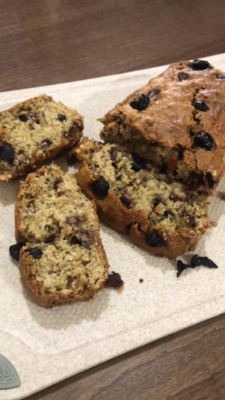 のインスタグラム：「First time making this and it turned out really well! I used a toaster oven so the cooking time was faster because the heat was contained and the top came out a bit crunchy while the inside was moist and soft. If you dont have blueberries and chocolate you can leave that out so you’ll end up with the basic banana bread🍌🍞 INGREDIENTS:  3 Ripe Bananas 1/4 Cup Melted Butter 1 Egg 1 Cup Brown Sugar 1 and 1/2 Cup All Purpose Flour 1 Tsp Baking Soda 1 Tsp Salt Handful of Dried Blueberries 2 Bars Goya Chocolate  Mash bananas, mix with butter, egg and sugar. Add dry ingredients. Fold in berries and chocolate. Bake at 175C for 35-40 minutes. Cool for 15 minutes. SERVE.  I’m really enjoying sharing my recipes and cooking progress with you all, so if you make any of my dishes please tag me!! :) Music: Selfish Rmx Musician: Jef」