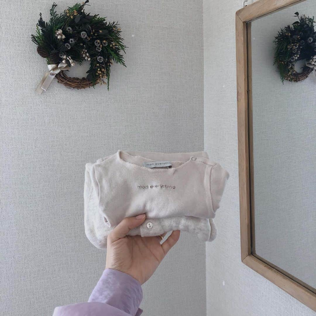 ちょびさんのインスタグラム写真 - (ちょびInstagram)「お気に入りなつむ服🍃 . 日中は大体よく寝てくれることが 多いんだけど、夜自分もベッドに 入ってからの最初の寝かしつけに 苦労する毎日です👶🏻 本当に夜のつむは怪獣ギャオス🦕🦕 . 昨日も22時から0時の2時間は 眠いのに寝付けずって感じで 泣きまくってました🦕 毎晩夜勤かのように細切れ睡眠🌙 看護と育児とで全く内容は違うけど、 身体の感覚的には似ていて何だか 懐かしく思ったり。 あ、この間の質問でもいただいたのですが 産休、育休は1年間の予定です🎂 . . #育児#ベビー服#ベビー#男の子ベビー#男の子ママ#ママリ#ベビフル#ままのて#baby#babyboy#stayhome#nurse#育児夜勤#育児記録#成長記録#初ママ#初ママさんと繋がりたい」5月13日 19時06分 - kaoriririn15