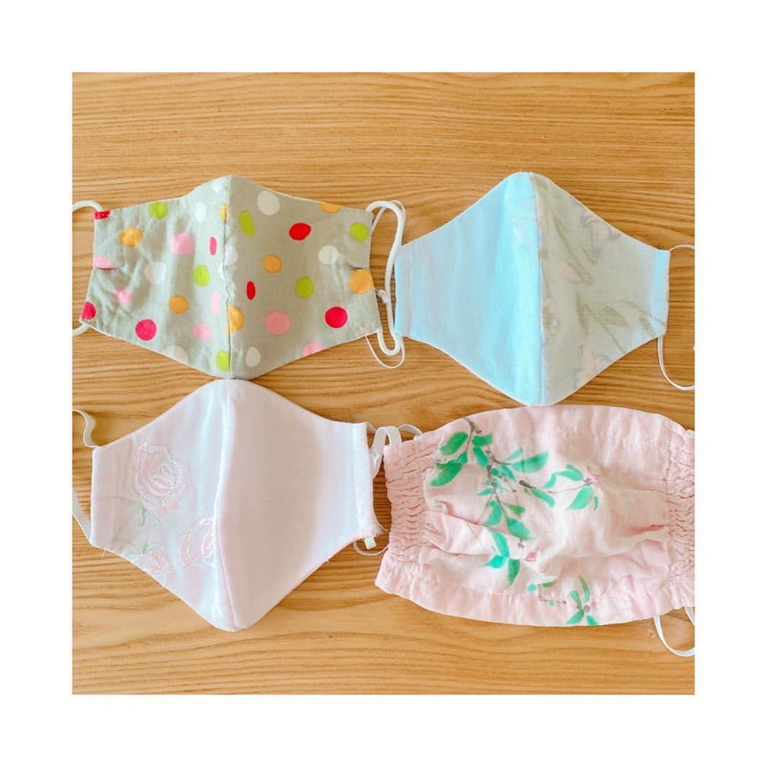 堀友理子さんのインスタグラム写真 - (堀友理子Instagram)「母親から届いた手作りマスク❣️ まだマスクは簡単に手に入らないから嬉しい☺️ 暑くてマスクするのが辛い季節になってきました😂☀️ というか、まだ自宅にアベノマスクが届いていない。。。。😳 娘のはコアラ🐨 嫌がり過ぎてなかなかつけられません😂  #手作りマスク #5月なのに暑過ぎる😂」5月13日 19時08分 - horiyurisanpo