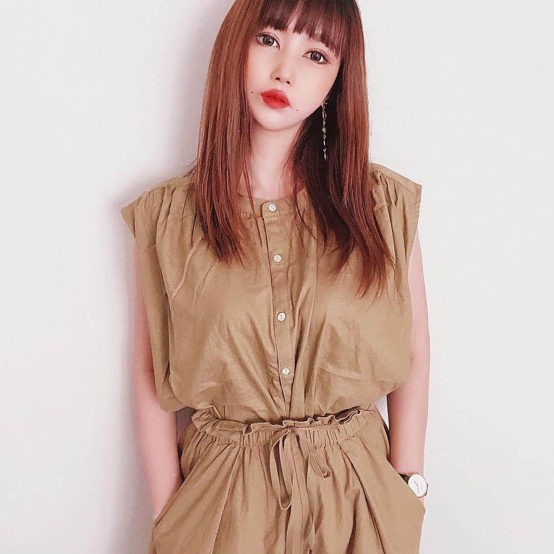 bibi_mama_のインスタグラム：「* * ♡今日のコーデ♡ * * だいぶ暖かくなってきましたね❣️ 福岡もコロナの警戒地域から外れそうで嬉しい！ 早くお出かけしたいな〜( ˙꒳​˙ ) * * セットアップは @omnes_web * #haptic * * これ可愛いです❣️ さりげなく二の腕をカバーしてくれたり、着痩せ効果も◎ ゆったりしてて着心地も最高！ GINGERとのコラボアイテムで、GINGER6月号にも掲載されてます📕✨ * * #ママコーデ#ママファッション#大人カジュアル#locari#ponte_fashion#kaumo_fashion#楽天お買い物部#スナップミー#春コーデ#ootd_kob#mineby3mootd#snapgram_jp #きれいめカジュアル #コーディネート探検隊 #お洒落さんと繋がりたい #大人可愛いコーデ #のっぽコーデ部 #大人女子コーデ #おしゃれさんと繋がりたい #プチプラコーデ #セットアップ#セットアップコーデ #トレンドコーデ #トレンドファッション #福岡ママ#アラフォー#30代ファッション #30代コーデ」