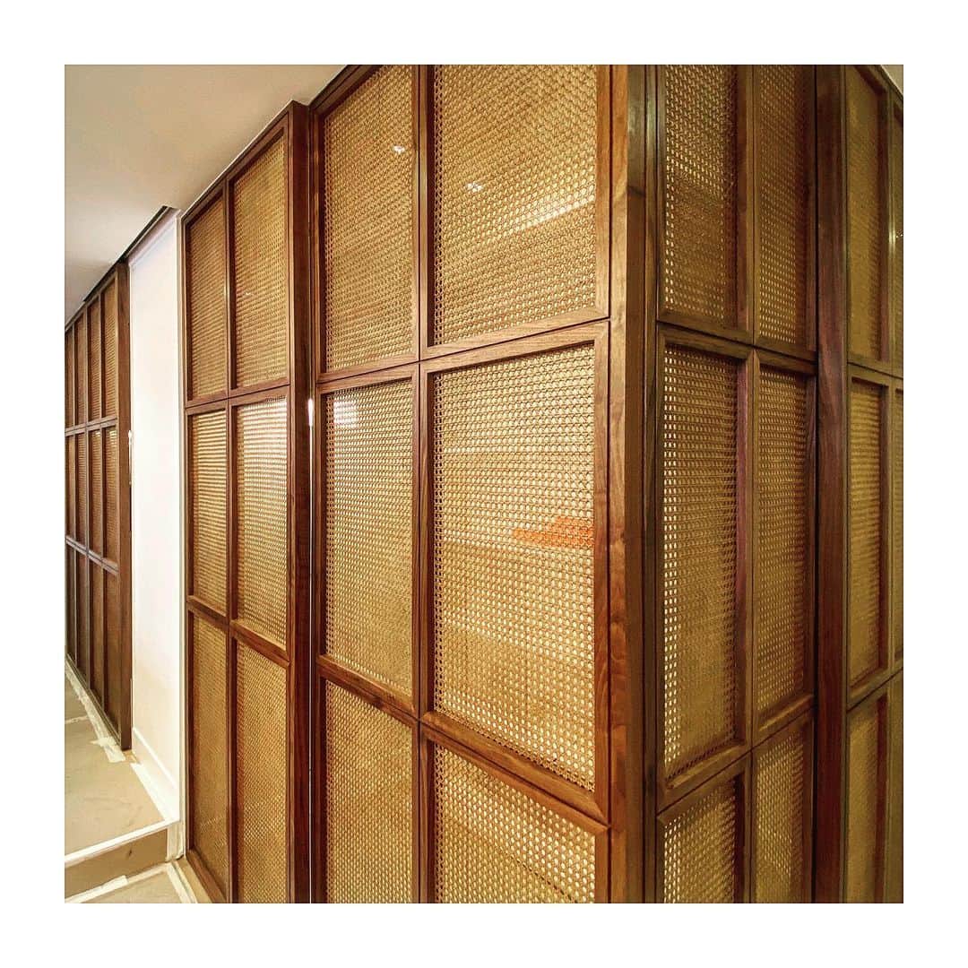 JJ.Acunaさんのインスタグラム写真 - (JJ.AcunaInstagram)「Just inspected the installation of this hardwood and rattan beauty at a Client's home tonight. Can't wait for the rest of the home to be completed. 🏠💡#designerslife #jjacunabespokestudio @jja.bespoke.studio #jjaproject1830」5月13日 19時13分 - jj.acuna