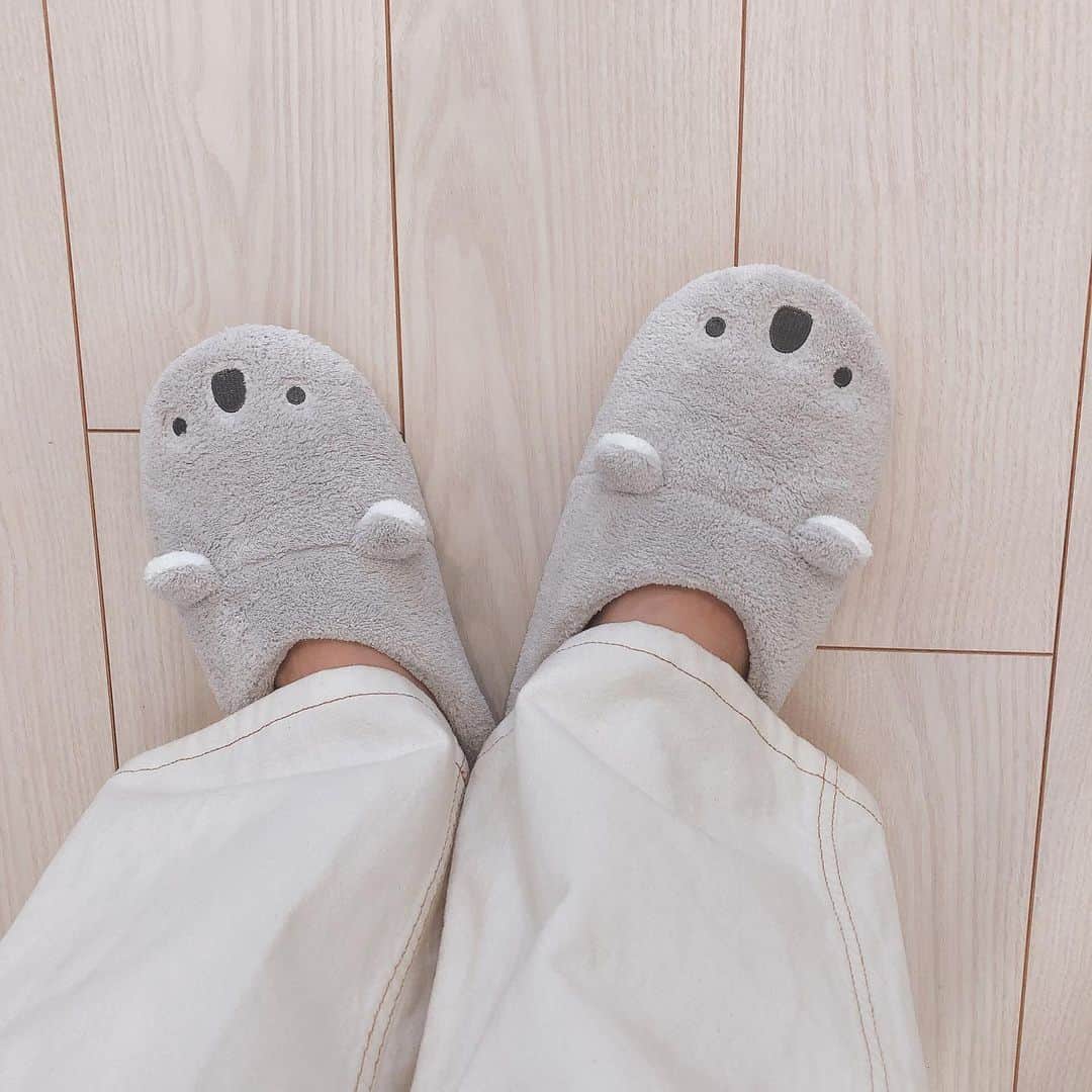 Soweluのインスタグラム：「MOM's Love📦💓 コアラのスリッパ🐨 会えないからこそ 大変な時だからこそ こうゆう真心が本当に染みる 最近一段と涙もろくなりました マミありがとう🙏😌 このコアラちゃん毎日見て 頑張るよー！ ・ ・ #momslove  #family #thankyou」