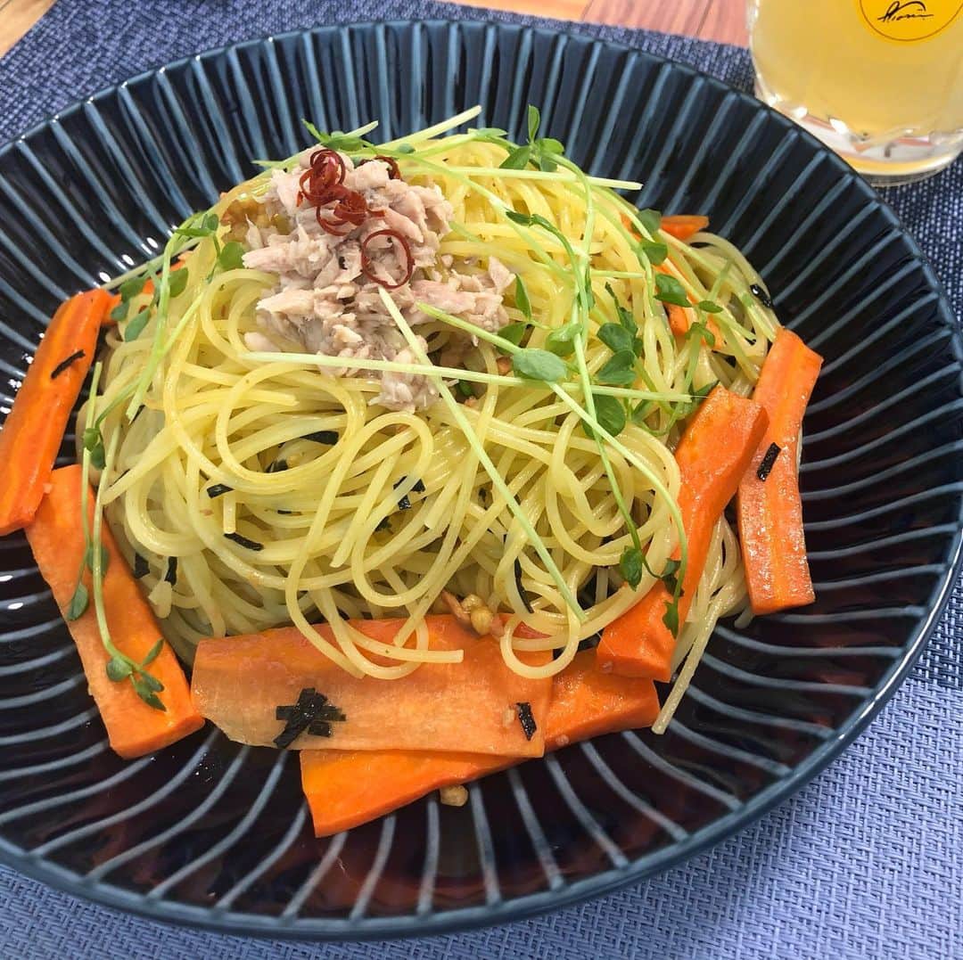 帯広さやかのインスタグラム：「朝からパスタ。  今夜は試合 https://www.youtube.com/channel/UC2HtPsU4U7TNSv2mSbPkj0w  YouTubeでガトームーブで検索してみてね。日本時間20:00  フライパンにバター、茹でたパスタ、酒、お茶漬けの素でおいしくなるよ。」