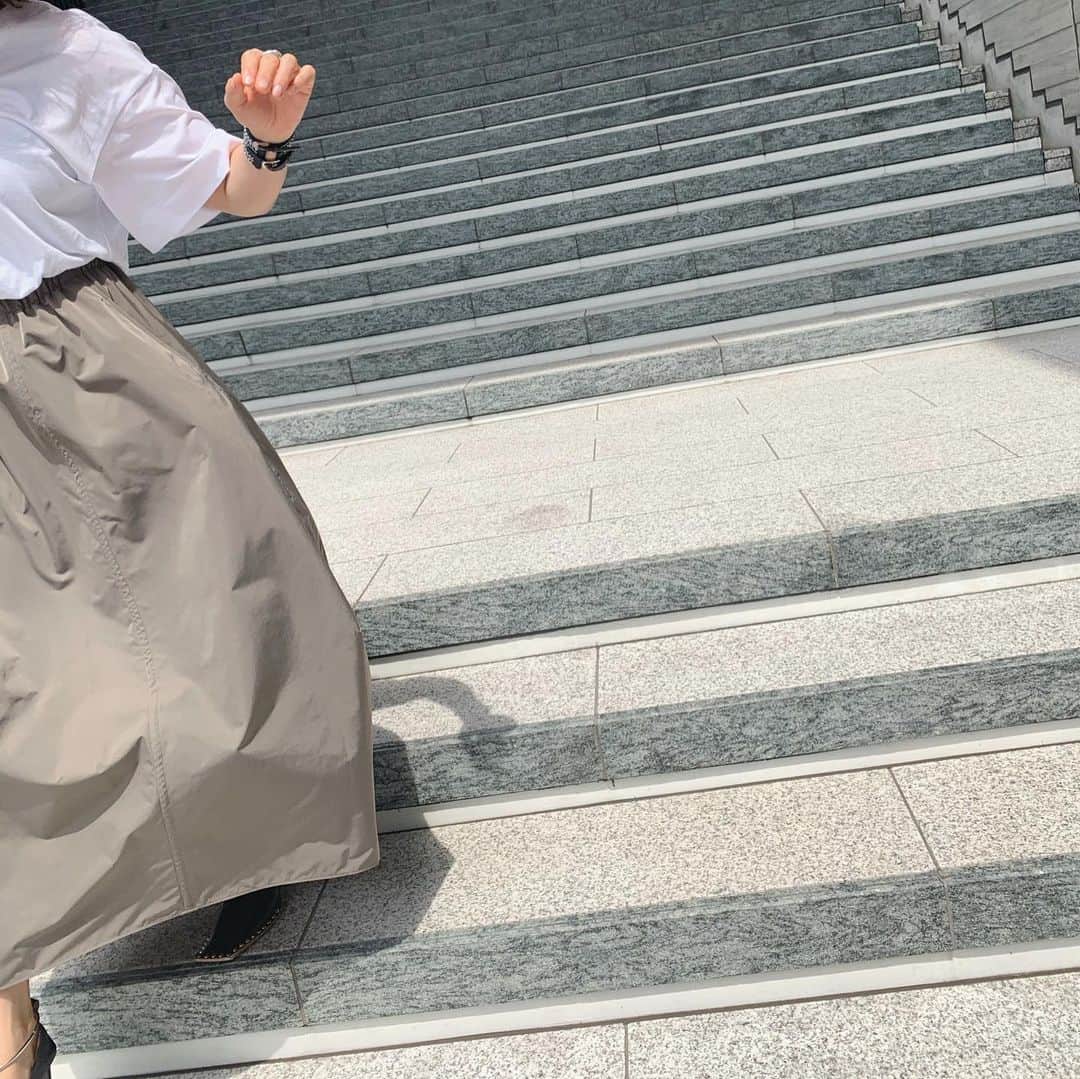風間ゆみえのインスタグラム：「こんなに暑くなるとマスクも少しきつくなってくるなぁ…なんて思いつつも、  夏の間こうしていたら良いサンブロックになりそう…とか、汗をかいてむくみがなくなりスッキリしちゃったりしてとか。  男の人には浮かばない妄想かもね、笑  なんていう可笑しな妄想にかられながら も、白いTシャツには白いマスクが合わないわ… そっか、近頃みんな個性的なマスクを手作りしたり、売られているのは、こういうことね！  夏服になるとさらにマスクが似合わないものね。だから気になり出したのね。  マスクかぁ…  感慨深い。笑. . □ Tuesday □. . -dress- @stylings_official -bag&shoes- @jilsander -micky watch- @otonamuse  #yumie_k_style」