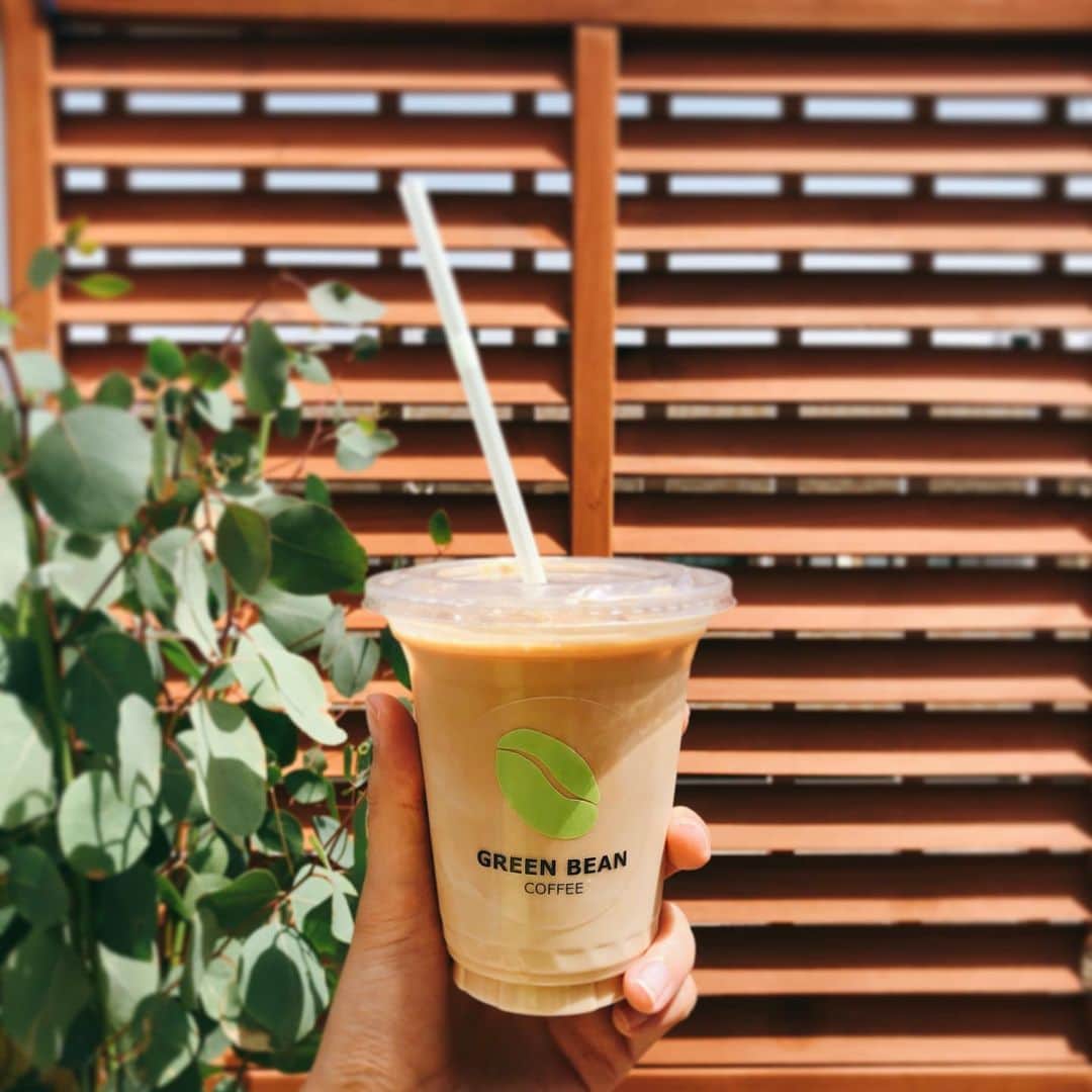 横山エリカのインスタグラム：「Our Iced Green Bean Latte is a perfect way to start the day☀️ #imaginarycoffeeshop #greenbeancoffee #clearlybored . . オープン初日からたくさんのオーダーありがとうございました😊 今日もまた暑い日になりそうですね☀️ グリーンビーンラテをアイスでいかがでしょうか？💁‍♀️ (カフェの名前はご覧の通りです😌) #全て妄想です」