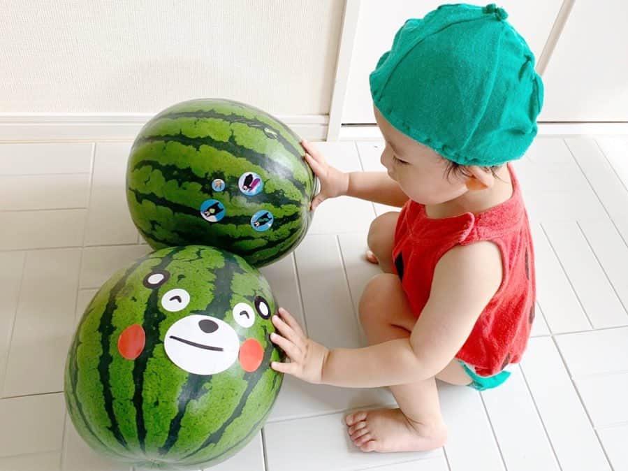 ᴋᴀɴᴀᴋöさんのインスタグラム写真 - (ᴋᴀɴᴀᴋöInstagram)「watermelon boy 🍉 急に暑くなったので… 扇風機を 出しました🌞🌈 * そして、大きな #熊本すいか 🍉が 届いたー📦✨ * 熊本といえば #くまモン 🐻💕 くまモンシールもついてて かわいかった🤣💕 * #すいか#フルーツ#おやつ#大好き#2歳0ヶ月#男の子」5月13日 10時45分 - kanakokko_34_