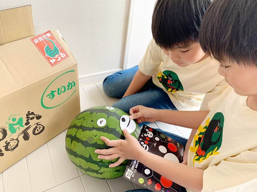 ᴋᴀɴᴀᴋöさんのインスタグラム写真 - (ᴋᴀɴᴀᴋöInstagram)「watermelon boy 🍉 急に暑くなったので… 扇風機を 出しました🌞🌈 * そして、大きな #熊本すいか 🍉が 届いたー📦✨ * 熊本といえば #くまモン 🐻💕 くまモンシールもついてて かわいかった🤣💕 * #すいか#フルーツ#おやつ#大好き#2歳0ヶ月#男の子」5月13日 10時45分 - kanakokko_34_