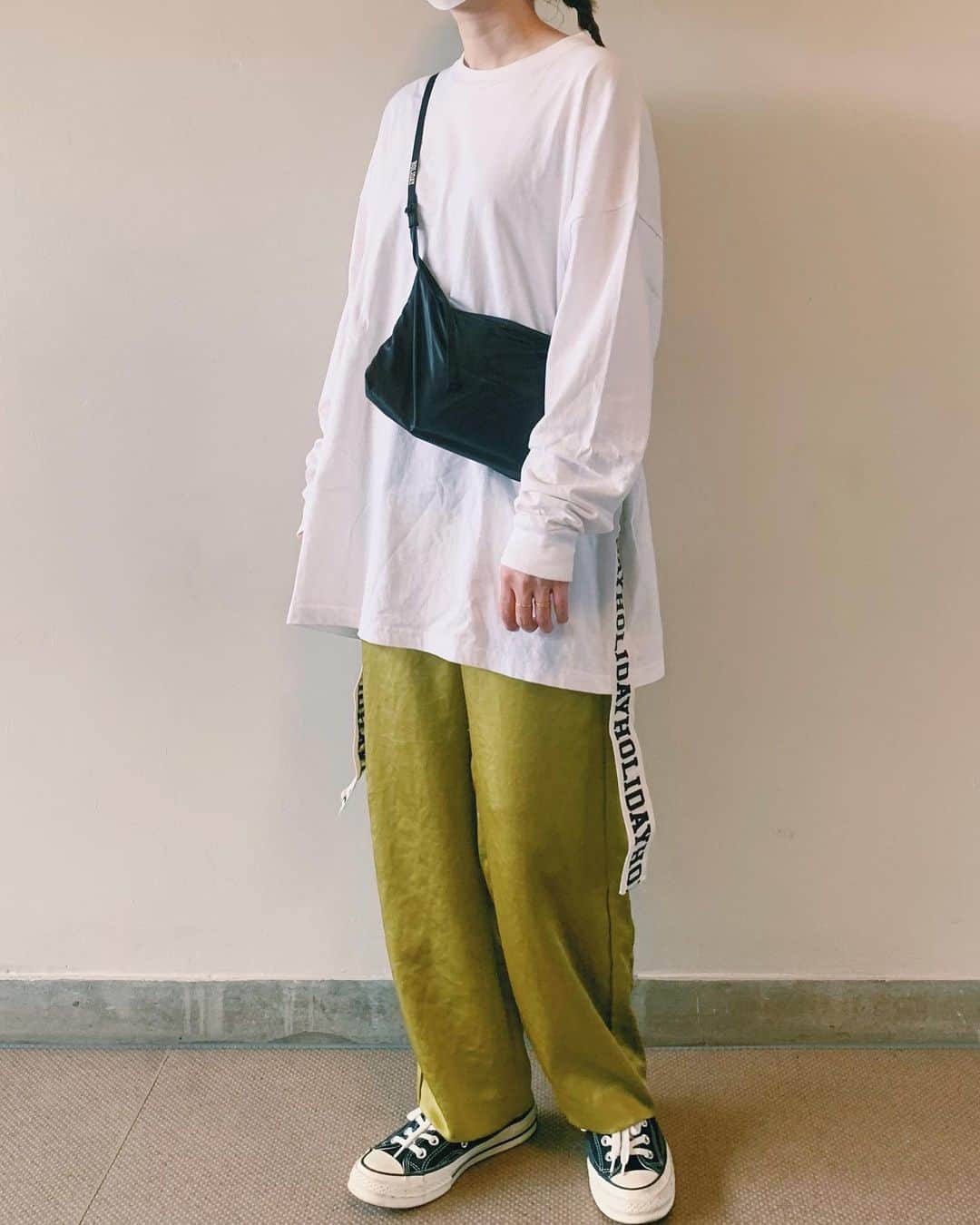 my9mj8のインスタグラム：「﻿ ﻿ ﻿ なかなか投稿内容がなくて、、﻿ 似たようなラクチンな格好しかしてなくて🥺﻿ ﻿ 今回も似たような感じなんですが笑﻿ ﻿ ﻿ 最近は普段より早起きして音楽聴きながら﻿ ご飯作って食べて﻿ 椅子に座ってベランダの外眺めて⛰﻿ じよ🐈にちょっかいだして﻿ みたいな﻿ モーニングルーティンです🥪﻿ ﻿ ここ最近の朝ご飯は母親に教えてもらったYouTubeの﻿ フライパンで作るホットサンド作ってます！﻿ ﻿ そんな近況報告でした😂﻿ ﻿ ﻿ ﻿ #ファッション#コーデ#コーディネート#fashion #coordinate #code #オシャレ #ootd #outfit #wear」
