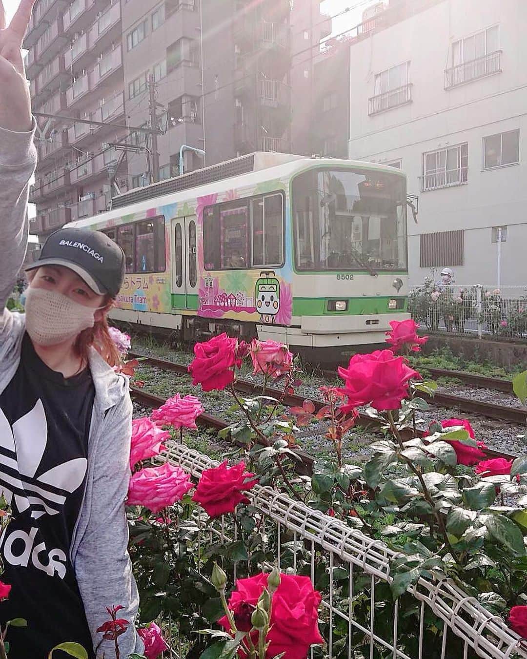 井上貴子のインスタグラム：「今 道場の目の前は 大塚バラ祭り🌹  キレイなバラ達が とてもキレイに大胆に 咲き乱れている…  都電の「向原駅」近くにて。  Happyで^ ^  医療従事者 医療に携わる全ての皆様 介護施設 配送業者 スーパーの皆様 ゴミ回収業の方々  コロナ問題に携わる皆様 自粛して下さってる皆様。  ありがとうございます。  #井上貴子  #LLPWX #女子プロレス #紅緒と柊音 #トイプードル部　 #LLPWX道場 #都電向原駅 #大塚バラ祭り #イチナナ配信明日14日20時 #おうちですごそう #STOPCOVID19 #stayhome」