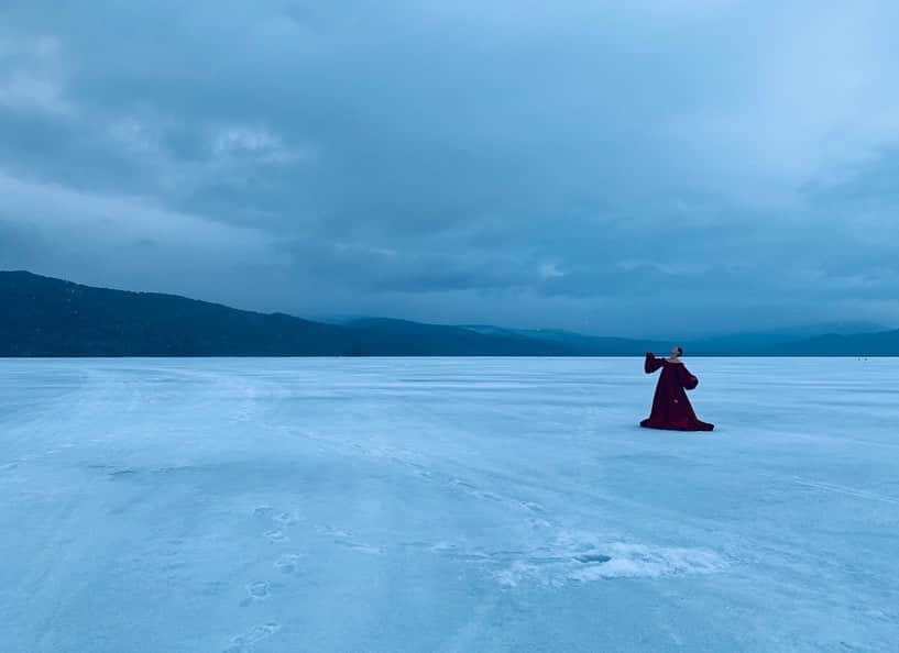 夏木マリさんのインスタグラム写真 - (夏木マリInstagram)「JALのWEBマガジン 「OnTrip JAL」に記事がアップされました！  阿寒湖でのポートレートと 旅についてのお話しをしています...... チェックしてね！ https://ontrip.jal.co.jp  #JAL #OnTrip jal #hirokimura #interview #trip #旅 #阿寒湖 #ロストカムイ  #NATSUKIROCK #夏木マリ @mari_natsuki」5月13日 10時40分 - mari_natsuki