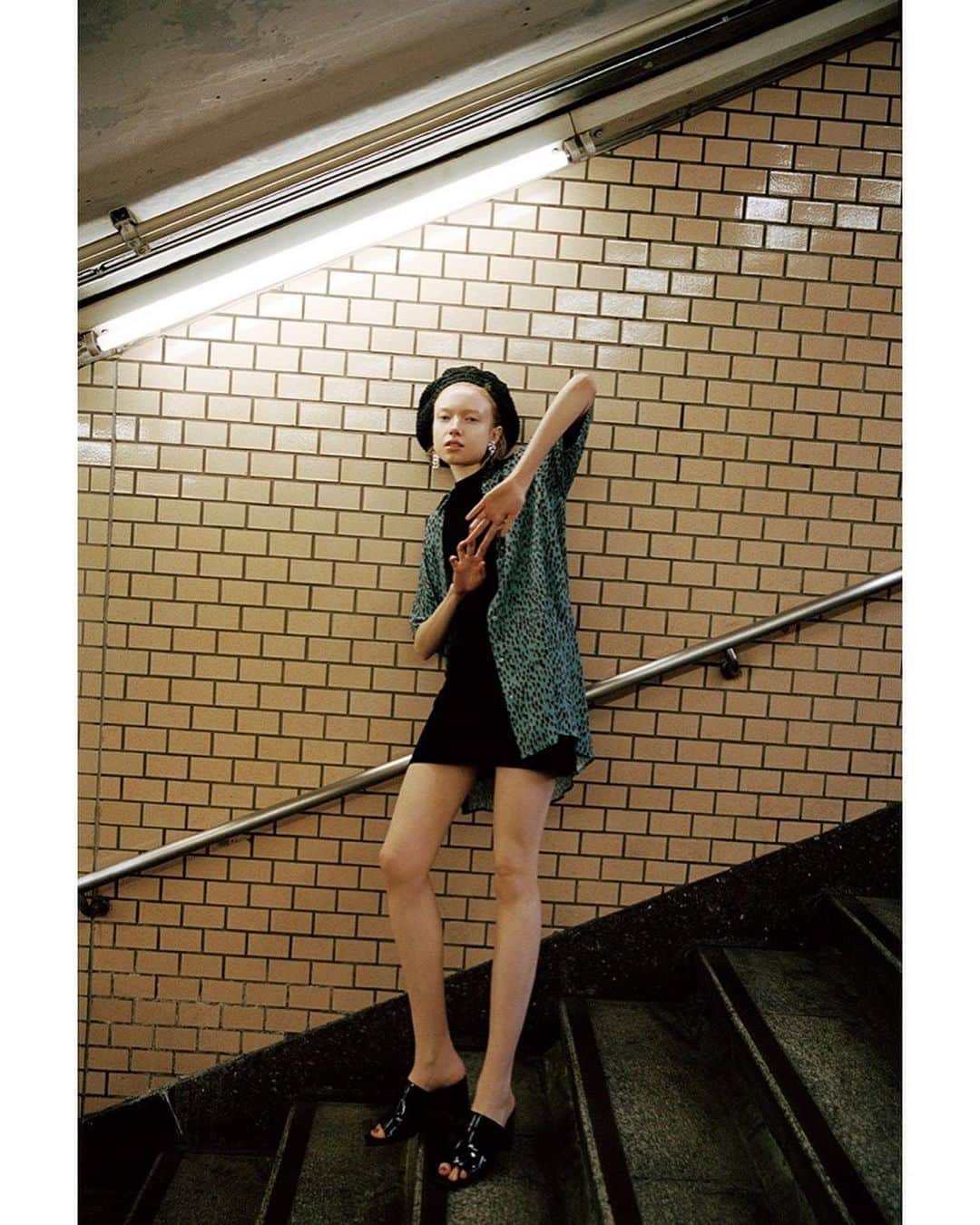 SHEL'MAGさんのインスタグラム写真 - (SHEL'MAGInstagram)「定番シャツは3つのキーワードで着こなしを更新 ━━━━━━━━━━━━━━━━━ ㅤㅤㅤㅤㅤㅤㅤㅤㅤㅤㅤㅤㅤ 定番アイテムのシャツも、ボトムとのバランス感を更新すれば、新しい着こなしが見つかるはず！ ㅤㅤㅤㅤㅤㅤㅤㅤㅤㅤㅤㅤㅤ アップデートする3つのキーワードをご紹介。着用アイテムは画像をTAPしてチェック！ ㅤㅤㅤㅤㅤㅤㅤㅤㅤㅤㅤㅤㅤ 雑誌はSHEL'TTER WEB STORE、全国書店・コンビニ、ネット書店、一部店頭にて発売中📖 ㅤㅤㅤㅤㅤㅤㅤㅤㅤㅤㅤㅤㅤ 本をGETした方は #SHELTTER52 のハッシュタグをつけて投稿してね♪ ㅤㅤㅤㅤㅤㅤㅤㅤㅤㅤㅤㅤㅤ ━━━━━━━━━━━━━━━━━ #SHELTTER52 #SHELTTERMOOK #SHELMAG #シャツスタイル」5月13日 10時51分 - sheltter_mag