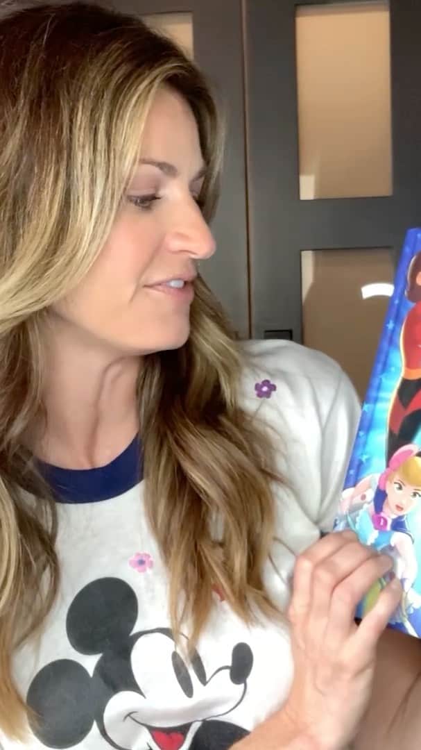 エリン・アンドリューズのインスタグラム：「A mystery is abloom! 🌼🌼 Minnie and Daisy dig up the dirt in this tale from “5-Minute Girl Power Stories” 💛💛#DisneyMagicMoments #Disney #MinnieMouse #Daisy @thisisthegreat_」