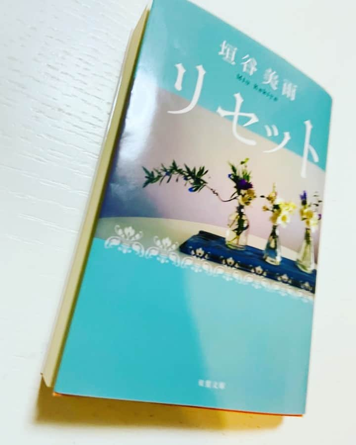 有働文子さんのインスタグラム写真 - (有働文子Instagram)「先週の1冊。#垣谷美雨 #リセット﻿ ﻿ 主人公達の理想の人生に考えさせられる一冊。エンディングのメッセージ性も好き✨  #めっちゃぶれぶれ #先週の1冊 #お家時間 #読書記録」5月13日 10時55分 - udou_fumiko