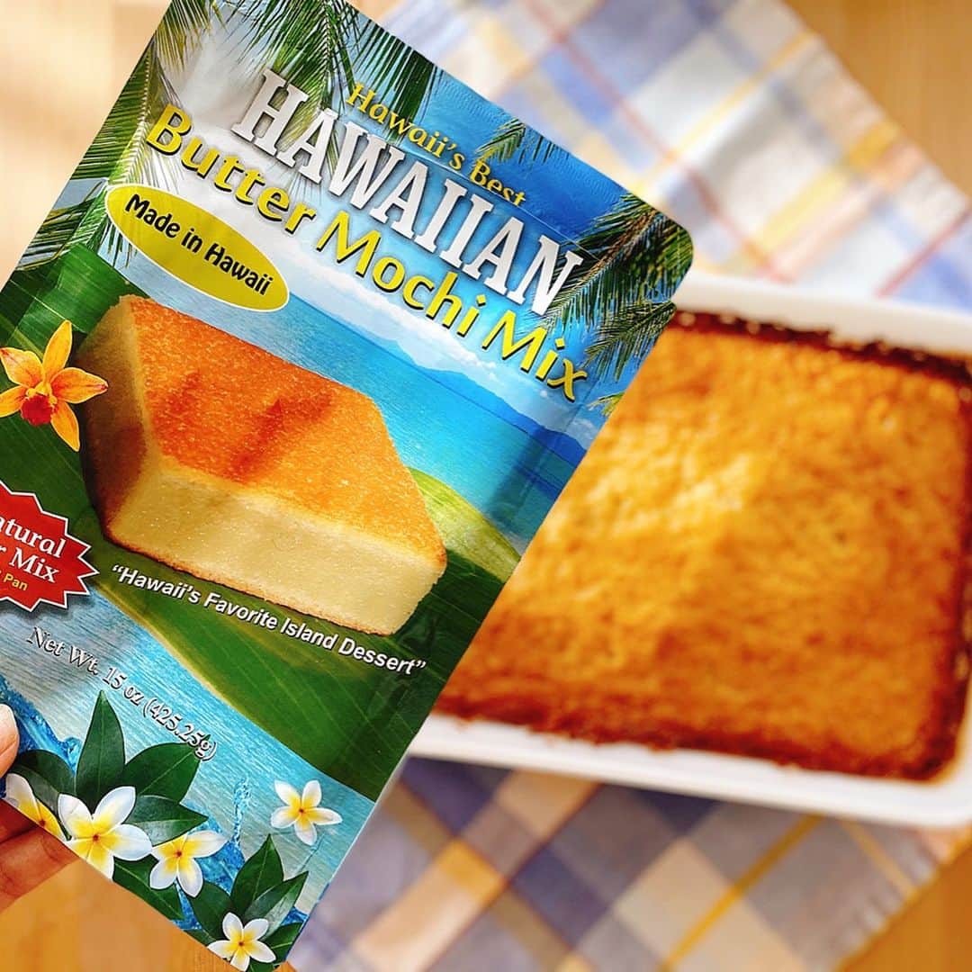 荒川れん子さんのインスタグラム写真 - (荒川れん子Instagram)「I loooooove butter mochi😋 ハワイローカルの家庭のおやつ、バターもちが無性に食べたくて、市販のミックスで作ってみたら、めちゃくちゃ簡単で凄〜く美味しかったです💕こ、こ、この確実にカロリー過多な美味しさは危険😂 . . #詳しくはブログで . . #hawaii #luckywelivehawaii #hawaiilife #foodie #foodporn #homemadesweets #localfood #lifeisajourney #instahawaii #sweets #mochi #butter #blog #homecooking #stayhome #ハワイ #ハワイ生活 #ハワイ暮らし #日々の暮らし #ハワイ好き #手作りお菓子 #バターもち #スイーツ #自宅待機 #ブログ #おやつ #おやつタイム #もちもち #おうち時間」5月13日 10時57分 - renren_hawaii