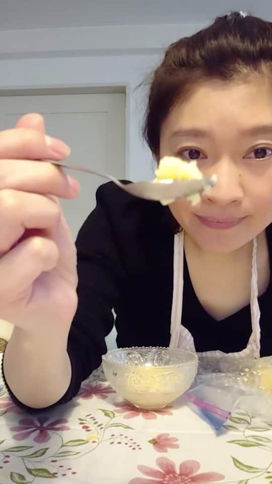 【公式】ハケンの品格のインスタグラム：「篠原涼子さんから、おうち時間に、簡単アイス🍨の作り方📹を教えてくれました😊‬ ‪※材料は‬ ‪豆乳200ml、砂糖大匙1、卵2個、氷、塩、ジッパー付保存袋‬ ‪作り方は動画へGO!‬ ‪✨今夜10時からは『春子の物語ハケンの品格2007特別編 第五夜』の放送です❗️「派遣にプロポーズ⁉︎」をお届け💘‬ ‪お楽しみに🤗‬ #篠原涼子 #ハケンの品格 #春子の物語 #おうち時間 #手作りアイス」