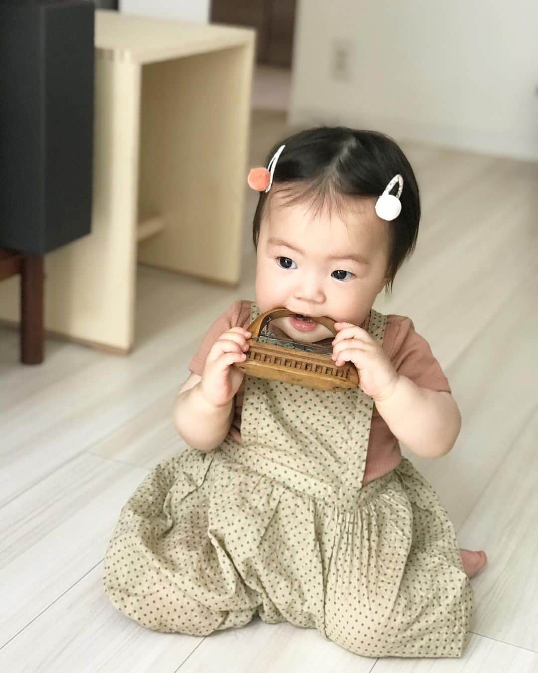 濱中鮎子のインスタグラム：「4月から行く予定だった保育園が、定期的にZoomトーク会を設けてくれて、お嬢は先生たちが歌ってくれるとぴょんぴょん大喜び。 早くお友達にも会えるといいね。  大豆パンケーキずっとつまみながらでしたが🥞楽しそうで何より。  食育にも力を入れている園からは、写真付きのレシピも送られてきます。 先生たちに感謝です。🥺 #キッズリー #アプリでやり取りする時代 #ギリギリついていってますよ #ものすごく便利なのはわかる #デジタル連絡帳アプリ #kidsly」