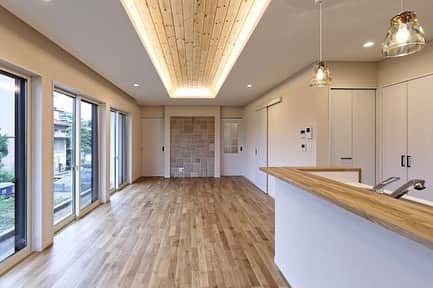 新進建設さんのインスタグラム写真 - (新進建設Instagram)「明るい南庭に面した、２０帖超の広々#ＬＤＫ　。 #天井 に設えた#無垢材 と#間接照明 が、伸びやかさを演出しています。  #注文住宅 #神奈川 #新進建設 #インテリア #リビング #ダイニング　#キッチン #空間 #マイホーム #interior #architecture #living #livingroom #ldk #myhome #myhouse」5月13日 11時20分 - shinshinhomes