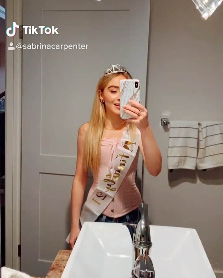 サブリナ・カーペンターのインスタグラム：「felt drunk might delete later x」