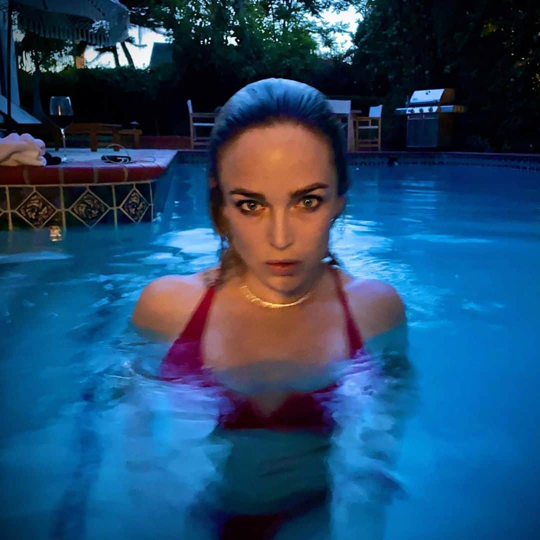 ケイティ・ロッツさんのインスタグラム写真 - (ケイティ・ロッツInstagram)「Quick night swim before tonight’s episode of @cw_legendsoftomorrow also...can I feel like I should use this as my headshot to audition for Tiger King movie starring Nic Cage 🤷‍♀️」5月13日 11時17分 - caitylotz