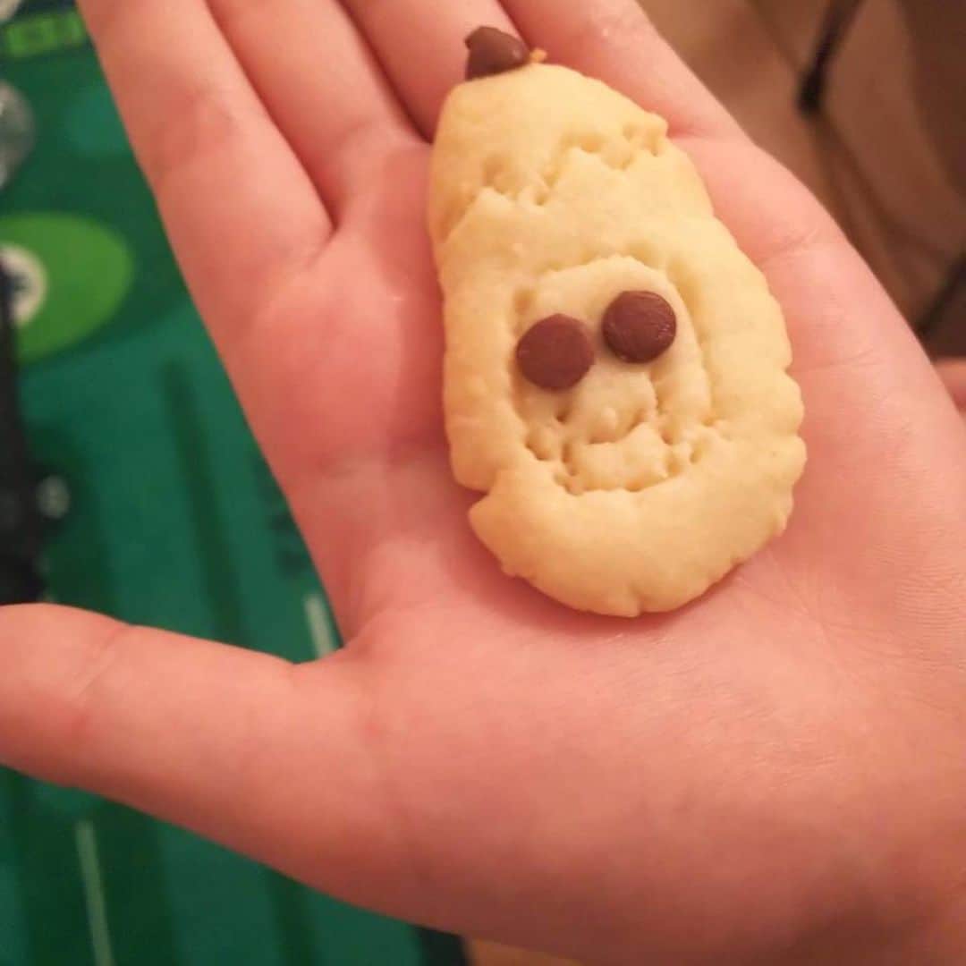 瀬下豊さんのインスタグラム写真 - (瀬下豊Instagram)「娘がクッキー作ってた。  ナスビ君と親指詰められたクッキー。 小指じゃなくて親指。 まず手型のクッキー作る？ あと腰のあたりに刀持ってるやん！ #娘がツボ #手作りクッキー #手型クッキー #親指詰められた  #刀持ってクッキー」5月13日 11時26分 - tjkseshita