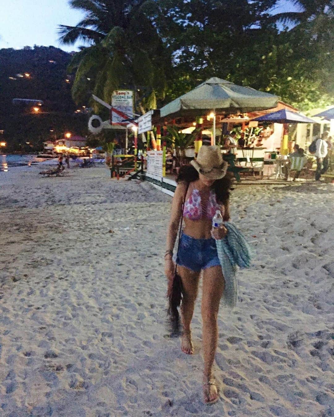 エリザベス・ギリースのインスタグラム：「Vacations were cute. Maybe tomorrow I’ll wear a fun little outfit, sit in my backyard and pretend to order food from no one. Then I’ll complain to no one about the service when my meal doesn’t show up. Yeah. That’s what I’ll do. Wednesday is gonna be fun.」