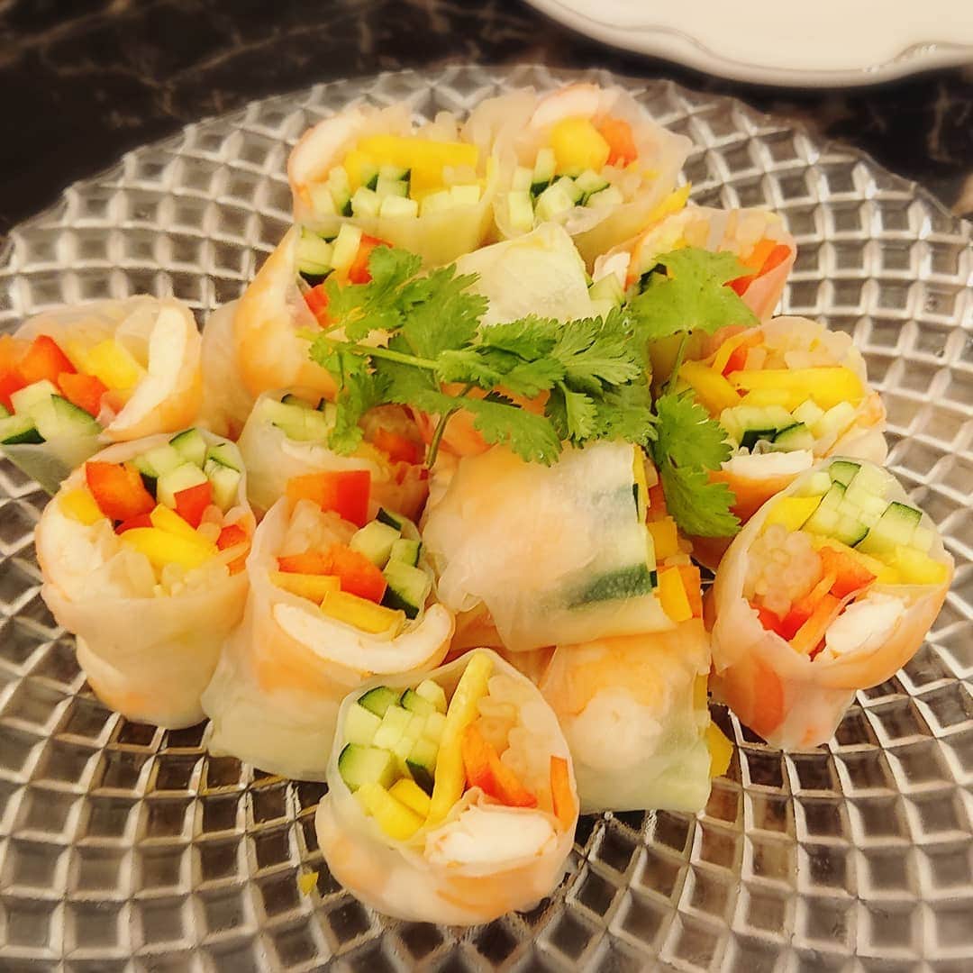 小林幸子さんのインスタグラム写真 - (小林幸子Instagram)「昨夜のご飯✨ 生春巻、鯛サラダ、煮物‼️ 生春巻は、エビ、パプリカ、キュウリ、人参、もやし。  鯛サラダのポイントは、ソース🍴 ポン酢、ごま油に、ナンプラーを🎵  大好きなパクチーを忘れずに😁  野菜たっぷりいただきましたー‼️」5月13日 11時31分 - kobayashi_sachiko_5884