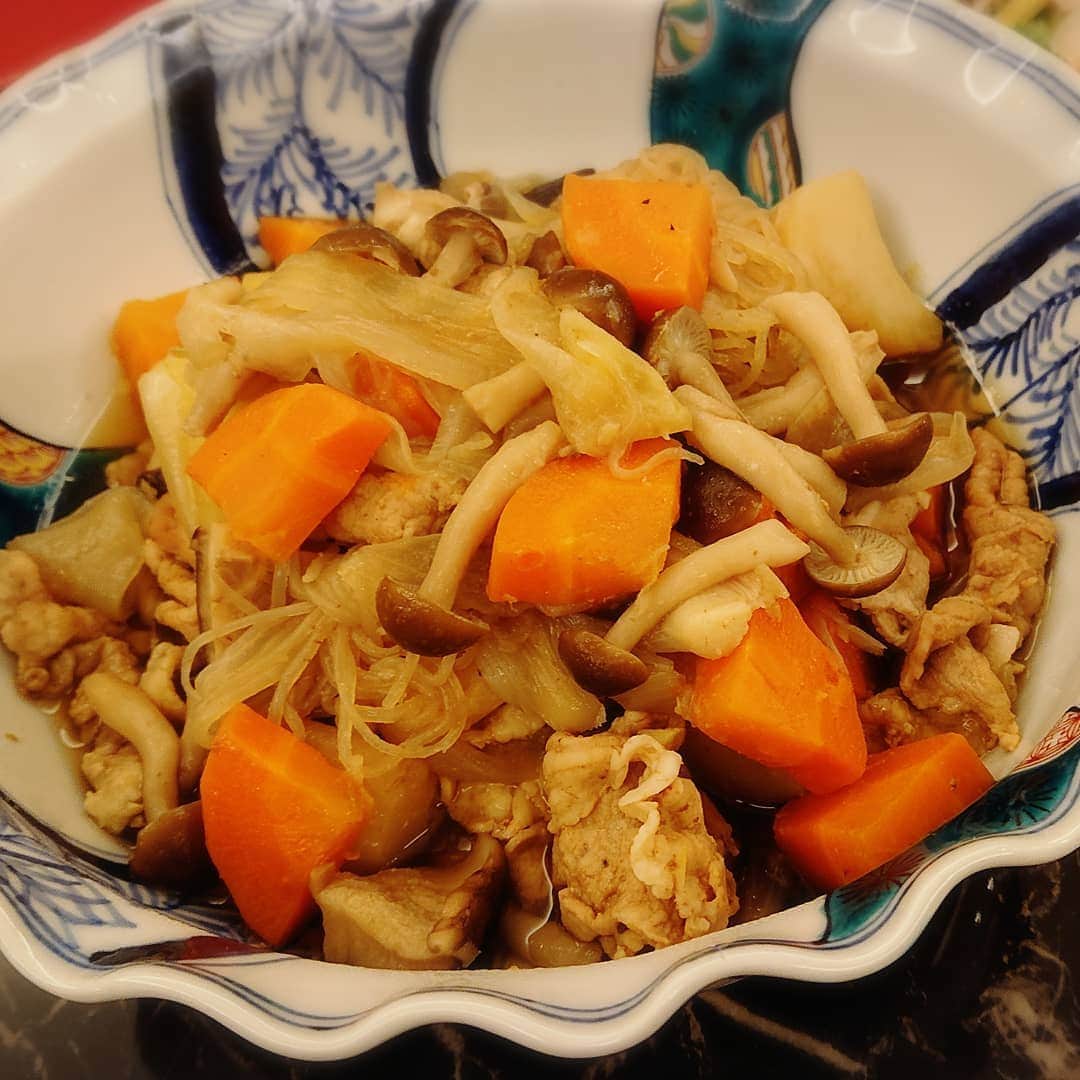 小林幸子さんのインスタグラム写真 - (小林幸子Instagram)「昨夜のご飯✨ 生春巻、鯛サラダ、煮物‼️ 生春巻は、エビ、パプリカ、キュウリ、人参、もやし。  鯛サラダのポイントは、ソース🍴 ポン酢、ごま油に、ナンプラーを🎵  大好きなパクチーを忘れずに😁  野菜たっぷりいただきましたー‼️」5月13日 11時31分 - kobayashi_sachiko_5884
