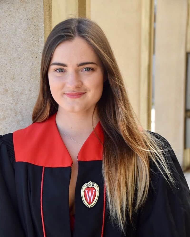 Phoebe Edwardsのインスタグラム：「Plot twist: she actually graduated」