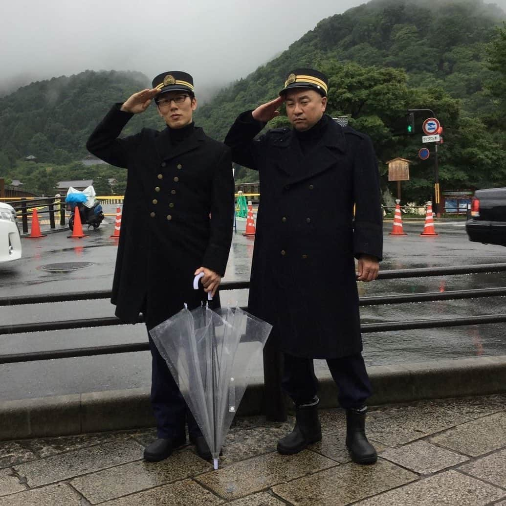 よしもと祇園花月さんのインスタグラム写真 - (よしもと祇園花月Instagram)「よしもと祇園花月検定  問23　毎年夏に周年を記念して行うレイザーラモンRG と浅越ゴエのあるあるツアー。7 周年に実施したのはどれか。 ①嵐電　②天橋立　③貴船　④琵琶湖疏水 正解①🤗  嵐電の貸切電車🚃で四条大宮～嵐山の往復で乗車しました。ツアーの前日まで大雨、参加できない方もいらっしゃいました。渡月橋もわたることはできませんでした😭  問21～25までの解答と解説をよしもと祇園花月公式HPまで公開しました🌟  #よしもと祇園花月 #祇園花月 #よしもと祇園花月検定 #レイザーラモンrg #浅越ゴエ #嵐電 #7周年 #あるある #アンが書いたよ #今年は9周年 #はやく世界がもどりますように #アンは心より祈ってます#吉本自宅劇場」5月13日 11時36分 - gionkagetsu