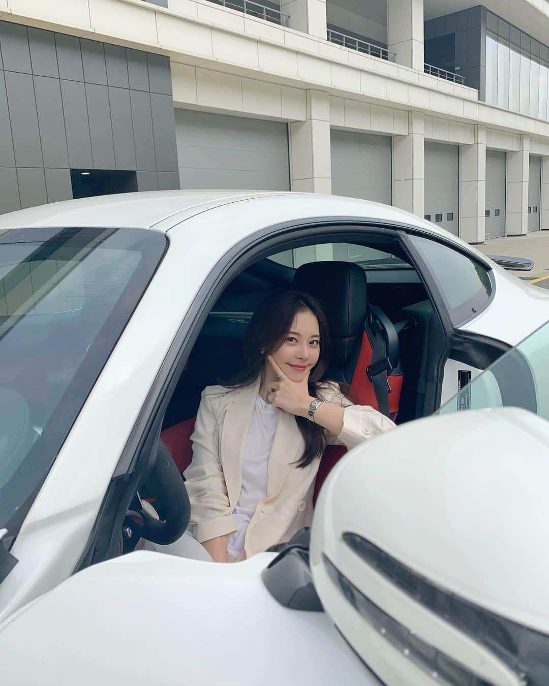 キム・ミニョンさんのインスタグラム写真 - (キム・ミニョンInstagram)「1일 카레이서체험 🚘❤️ 운전하는 내자신이 무섭다... 남편은 제 옆자리타고 멀미나서 중도퇴장했어요🤢🤦🏻‍♀️ ㅋㅋㅋㅋㅋㅋㅋㅋㅋㅋㅋㅋㅋㅋ ⠀ #메르세데스벤츠#AMG드라이빙아카데미」5月13日 11時50分 - minyoung_aori