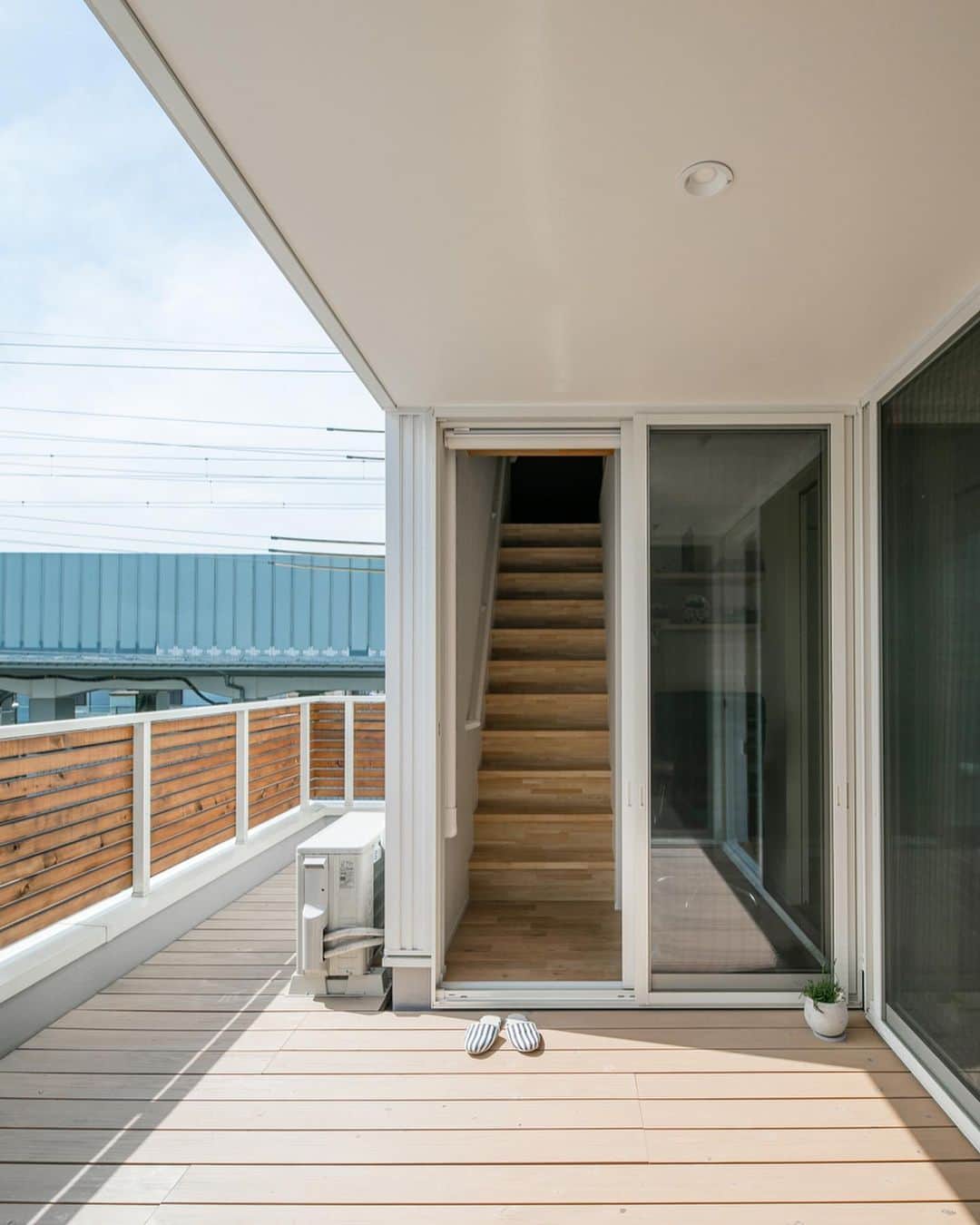 ルポハウス一級建築士事務所さんのインスタグラム写真 - (ルポハウス一級建築士事務所Instagram)「・ ・ ・ ロフトに上がる階段横に、ちょっと立ち止まれるワークスペースを。 ・ 家族の居場所を感じながら、一人になりたい空間を確保できます。 ・ ・ ・ 𓐌𓐌𓐌𓐌𓐌𓐌𓐌𓐌𓐌𓐌𓐌𓐌𓐌𓐌𓐌𓐌𓐌𓐌  ルポハウスの施工事例はこちらまで☞ @reposhouse  𓐌𓐌𓐌𓐌𓐌𓐌𓐌𓐌𓐌𓐌𓐌𓐌𓐌𓐌𓐌𓐌𓐌𓐌 #ルポハウス は#ちょっとかっこいい家 を"友人のために" という思いでつくっています。 一生に一度の#マイホーム。 「あなたにしかできない」×「ルポハウスだからできる」で、 私たちだけの#家づくり を思いっきり楽しんでみませんか？！ ・ ・ ・ #住宅 #注文住宅 #新築一戸建て #シンプルな暮らし #デザイナーズ住宅  #一級建築士事務所 #設計事務所 #design #simple #滋賀県大津市 #滋賀県草津市 #滋賀県栗東市 #ワークスペース #階段横 #ロフト階段 #階段インテリア #シーリングファン #吹き抜けのある家」5月13日 11時58分 - reposhouse