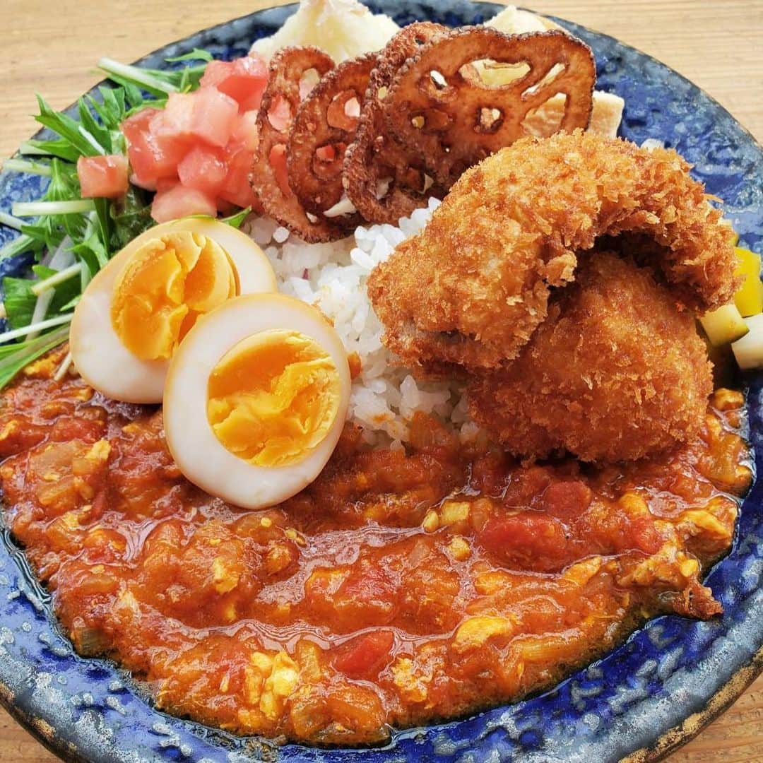 おっきゃがりのインスタグラム：「今日は店前でカレー作ってます！ 15時まで  お待ちしております！  #日本#近畿地方#大阪#大阪福島#関西グルメ#福島グルメ#グルメ好き#海鮮居酒屋#居酒屋#日本酒#47都道府県#日本酒巡り#飲み屋#日本食#和食#JR福島駅#駅近 #とり藤#うぉっしゅ#多呼おどり#福島壱麺#十忠八九#86ストア#香味岡#みらく劇場#肉どうし#酒場ばんと#ランチ#海鮮#海鮮カレー」