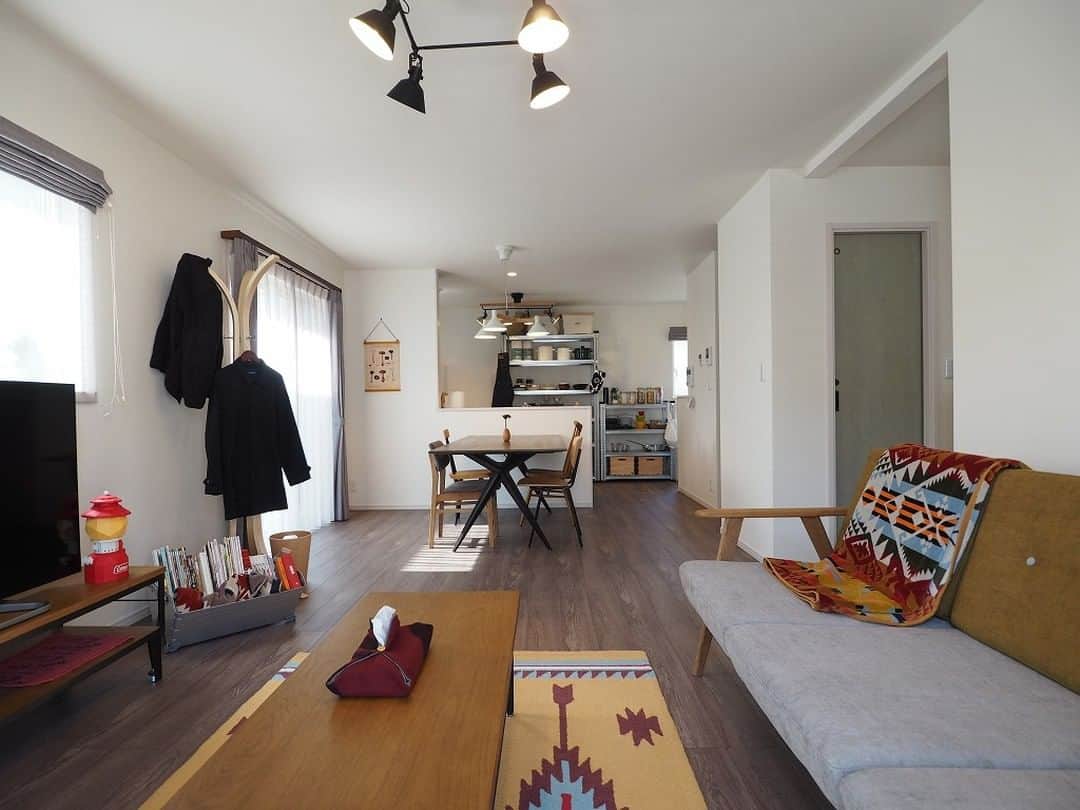suzukuri さんのインスタグラム写真 - (suzukuri Instagram)「【いつもの日常が、特別な毎日に変わる家】⁣⁠ suzukuriがつくる家「Viento」のリビングは、白を基調とした部屋なので、どんなインテリアにも合います。⁠ .⁠ ネイティブ柄やオルテガ柄のファブリックを加えて遊びココロをプラスすれば、空間が一気に華やかに。⁠ .⁠ 気分に合わせてインテリアや雑貨を変えれば、毎日新鮮な気持ちで楽しく過ごせます。⁠ .⁠ ▶デザイン・サイズ・価格、すべてがちょうどいい家づくりをサポート。⁣⁠ Vientoの詳細・資料請求はプロフィールリンクから。⁠ →@suzukuri.official⁠ .⁠ .⁠ #おうちで過ごそう⁠ #viento⁣ #suzukuri⁣ #⁣matrixconcept⁣ #マトリックスコンセプト⁣ #注文住宅⁣ #新築⁣ #家⁣ #平屋⁣ #秘密基地⁣ #インテリア⁣ #雑貨⁣ #リビング #ダイニング #キッチン #インダストリアル #カフェ風 #ナチュラル #かわいい家 #フレンチカントリー #北欧 #ブルックリン #アメリカンハウス #サーファーズハウス #カリフォルニアスタイル #ヴィンテージ #タイル #⁣リノベーション #リフォーム」5月13日 12時00分 - suzukuri.official