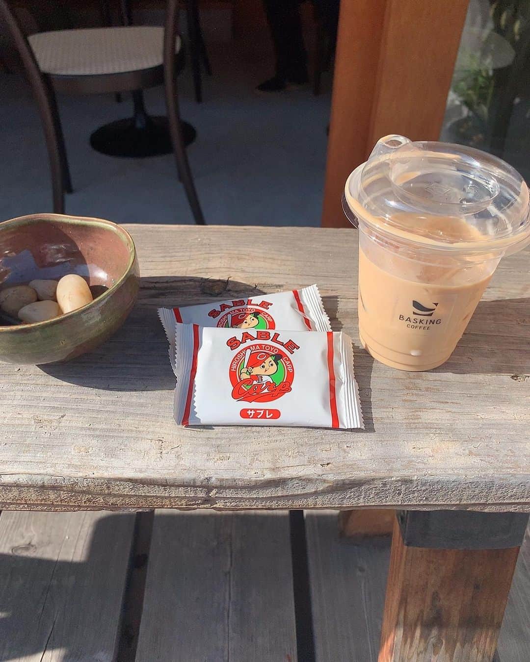 大井智保子さんのインスタグラム写真 - (大井智保子Instagram)「宇品お散歩🤎 目的は、新しくOPENしたばかりのcoffeeスタンド、 BASKING COFFEE 《 @basking.hiroshima 》☕︎ . 福岡で人気のカフェが広島に上陸♡普段は店内でもいただけるそうですが、今はテイクアウトのみ🥤 お散歩しながらおいしいラテをいただきましたよ♪♪ . 色んな豆の試飲ができたり、 お家で楽しめるドリップが買えたり、 とってもおしゃれなお店で、おいしくて、また行きたいお店です‼︎ . . #BASKINGCOFFEE #baskingcoffeehiroshima  #takeout #takeoutcoffee #coffeestand  #coffeestagram  #広島カフェ #宇品カフェ #広島coffee  #hiroshimacafe #hiroshimacoffee #ujinacafe #お散歩 #散歩 #広島散歩 #カープサブレ #carpsable」5月13日 12時13分 - chihokoi