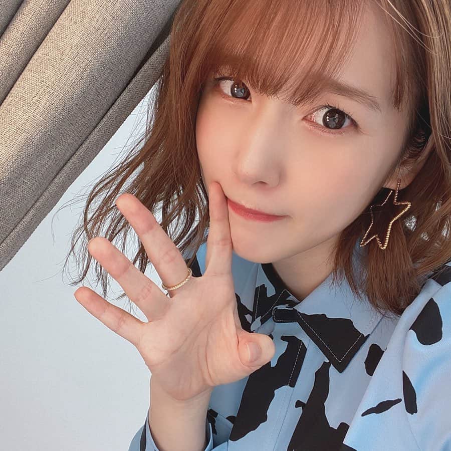 のインスタグラム：「昨日の「声優と夜あそび」🌠 ちなみにリモートだけどちゃんと全身スタイリングしてます👗笑 今週も可愛い❗️ #styling #work #内田真礼」