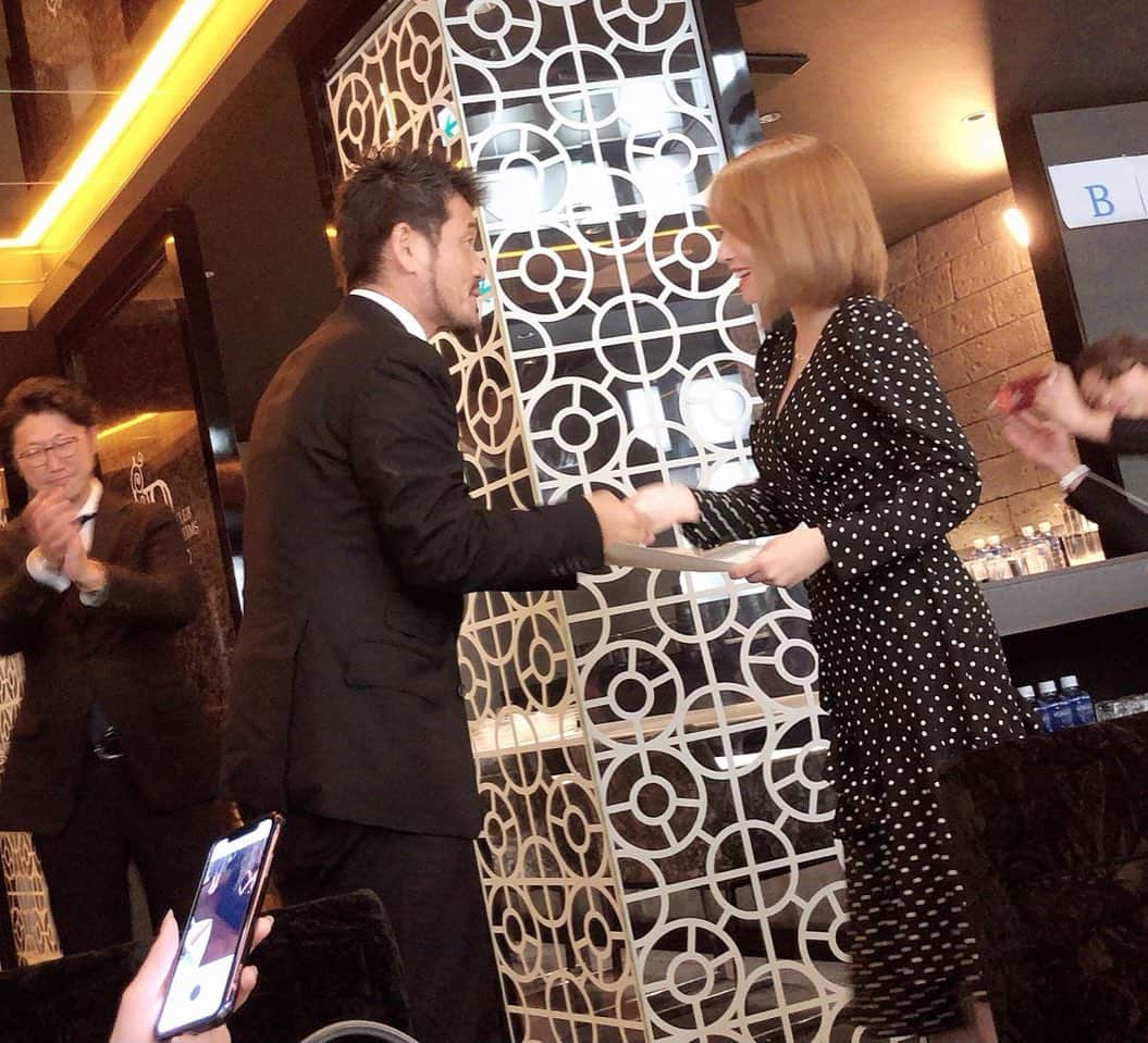 ERENAのインスタグラム：「. . いつかの表彰式 唯一社長とのツーショット🤣 社長だいすき😌♥️ なんやかんやで4年目の エースグループ🥺♥️ 社長は優しく時に厳しく いつも味方で居てくれる🥺 だからえれなもここが好きで 社長がだいすき😳❤️❤️」
