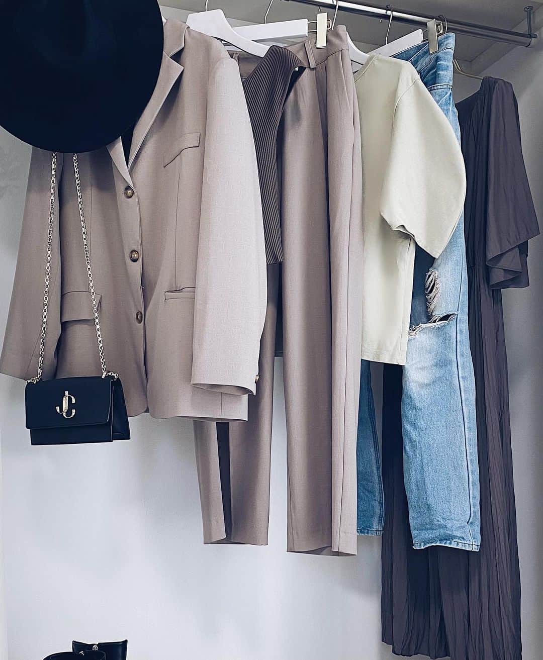 関本香里さんのインスタグラム写真 - (関本香里Instagram)「ㅤㅤㅤ closetのお気に入り達👗👜💕 モカとかグレージュの色に目がいく👀 #fashion #coodinate #closet」5月13日 12時20分 - kaori_sekimoto_