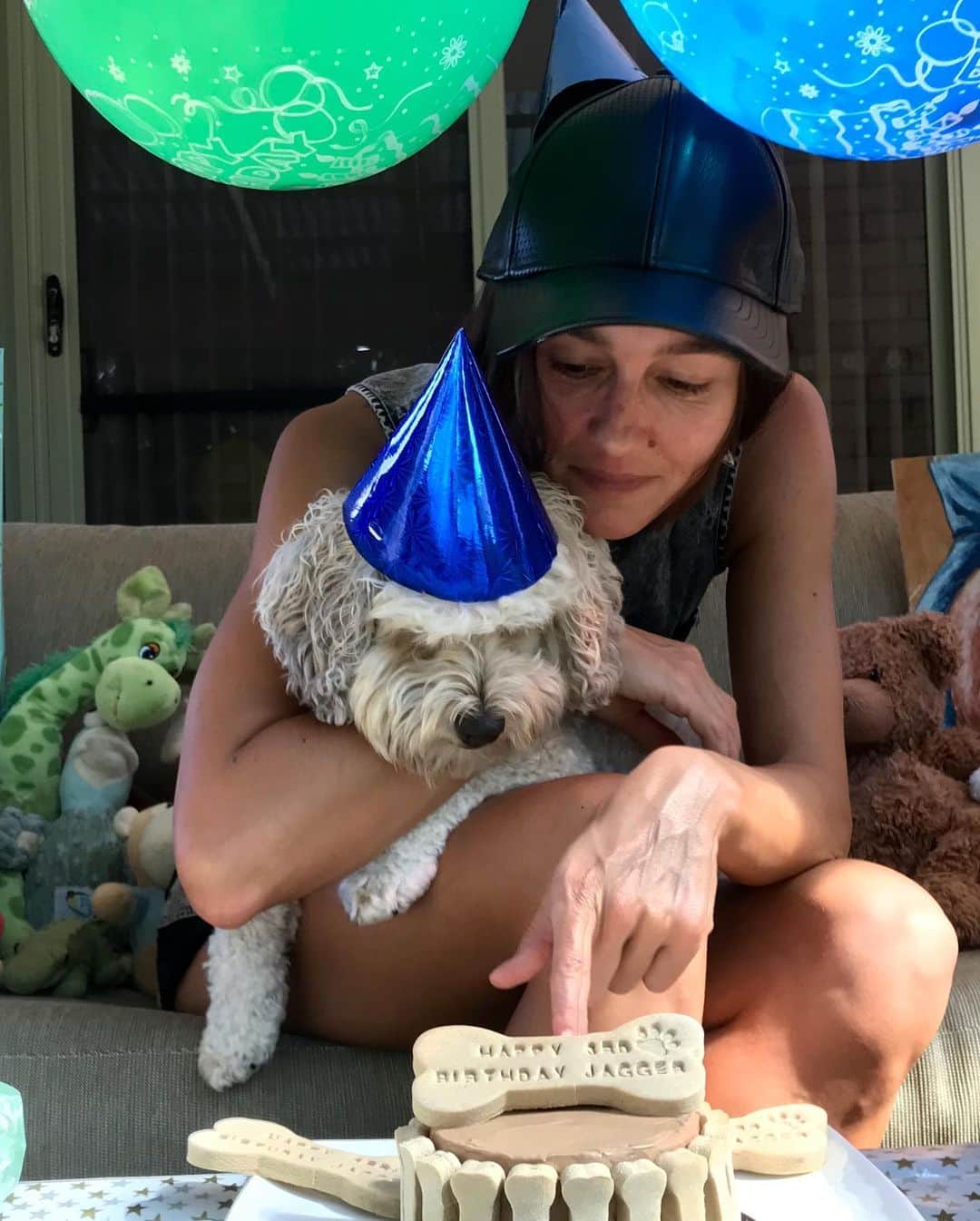 シャーニ・ヴィンソンさんのインスタグラム写真 - (シャーニ・ヴィンソンInstagram)「Happy 3rd Birthday Jagger! @jaggerpoo 🐶 🎈 🎁 🐾 🎉 🍰 🦴 🧁 🧸💙 Thank you @noosadogcakes for making his day extra special! 🎂 #dogslife #cake #presents #party #toys #happybirthday #dogmom #dogoftheday #dogstagram」5月13日 12時22分 - sharnivinson