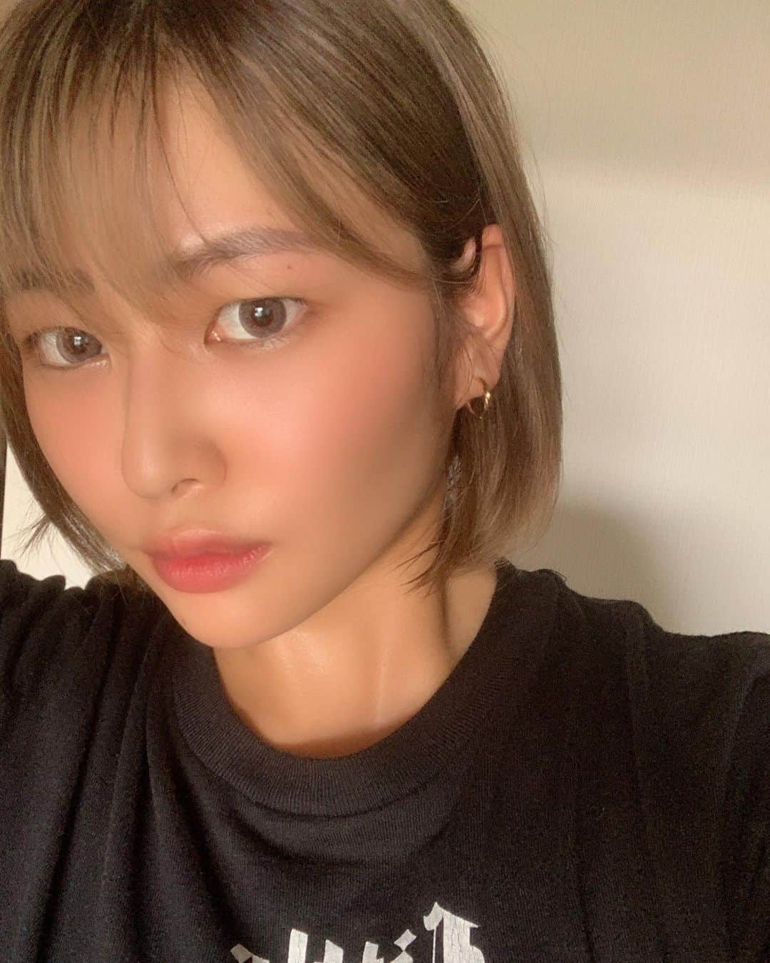 今井夏帆さんのインスタグラム写真 - (今井夏帆Instagram)「気分転換に前髪作ってみた〜アレンジしやすいように薄めに‼️カット中もマスクしてたから髪の毛入りまくり食べまくり🤤 すっぴんだと男っぽいですねワタシ... こんな私どうですかね❓ #今井夏帆#AV女優#セクシー女優#AV#前髪#すっぴん#男っぽい」5月13日 12時24分 - imai_arrows