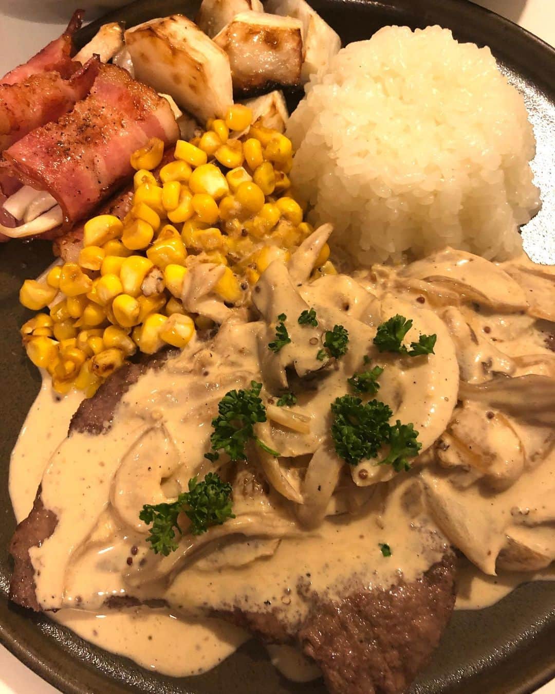 甘糟記子さんのインスタグラム写真 - (甘糟記子Instagram)「これは一昨日の夕飯(o^^o)  またまたポルチーニのクリームソース！ 玉ねぎをバターでしっかり炒めて、すこし焦げ色がついてきたら戻した乾燥ポルチーニも入れて炒める。 歯応えつけたくて、舞茸も一緒に炒めてます。 そこに白ワインを入れて煮る。 最後に生クリームと粒マスタードと、ポルチーニの戻し汁と練りマスタード、蜂蜜を入れて塩胡椒で味を整える。  お肉は、牛のもも肉を叩いて薄く伸ばし、塩胡椒小麦後を叩いてサッと焼きます。  お肉の上にクリームソースをかけて、バターライスと一緒に食べました( ^ω^ )  横にあるのは、とうもろこしのソテーと、エリンギのベーコン巻き、カブのソテー。  子供達はとうもろこしも一緒に食べると美味しいかな？と(≧∀≦) あとはまたまたライムさんにいただいた、熊本アグリコラさんのサンマルツァーノトマトでミネストローネ！  このトマトやっぱり料理に合う！ 旨味と甘味がギュッと出る感じだよね(๑˃̵ᴗ˂̵) あとこのクリームソース、白身魚のムニエルとかにも合うと思うんだよね〜( ^ω^ )  いつか試してみたい！  #甘糟ご飯#ご飯#家ご飯#クリームソース#ポルチーニソース#ミネストローネ #熊本アグリコラ#アグリコラ#サンマルツァーノ#サンマルツァーノトマト」5月13日 12時39分 - norihey924