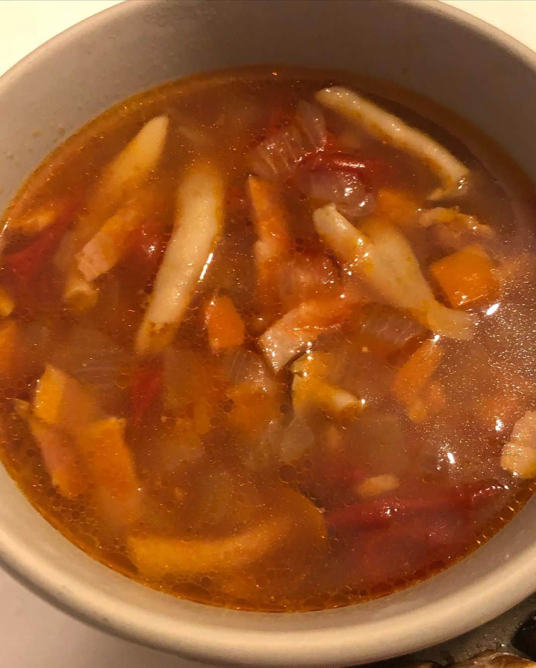 甘糟記子さんのインスタグラム写真 - (甘糟記子Instagram)「これは一昨日の夕飯(o^^o)  またまたポルチーニのクリームソース！ 玉ねぎをバターでしっかり炒めて、すこし焦げ色がついてきたら戻した乾燥ポルチーニも入れて炒める。 歯応えつけたくて、舞茸も一緒に炒めてます。 そこに白ワインを入れて煮る。 最後に生クリームと粒マスタードと、ポルチーニの戻し汁と練りマスタード、蜂蜜を入れて塩胡椒で味を整える。  お肉は、牛のもも肉を叩いて薄く伸ばし、塩胡椒小麦後を叩いてサッと焼きます。  お肉の上にクリームソースをかけて、バターライスと一緒に食べました( ^ω^ )  横にあるのは、とうもろこしのソテーと、エリンギのベーコン巻き、カブのソテー。  子供達はとうもろこしも一緒に食べると美味しいかな？と(≧∀≦) あとはまたまたライムさんにいただいた、熊本アグリコラさんのサンマルツァーノトマトでミネストローネ！  このトマトやっぱり料理に合う！ 旨味と甘味がギュッと出る感じだよね(๑˃̵ᴗ˂̵) あとこのクリームソース、白身魚のムニエルとかにも合うと思うんだよね〜( ^ω^ )  いつか試してみたい！  #甘糟ご飯#ご飯#家ご飯#クリームソース#ポルチーニソース#ミネストローネ #熊本アグリコラ#アグリコラ#サンマルツァーノ#サンマルツァーノトマト」5月13日 12時39分 - norihey924
