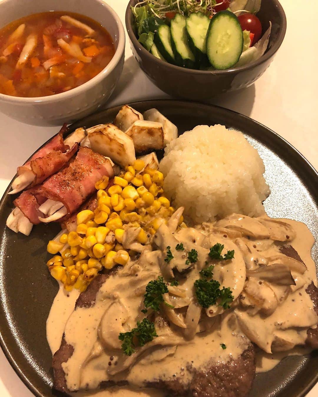 甘糟記子さんのインスタグラム写真 - (甘糟記子Instagram)「これは一昨日の夕飯(o^^o)  またまたポルチーニのクリームソース！ 玉ねぎをバターでしっかり炒めて、すこし焦げ色がついてきたら戻した乾燥ポルチーニも入れて炒める。 歯応えつけたくて、舞茸も一緒に炒めてます。 そこに白ワインを入れて煮る。 最後に生クリームと粒マスタードと、ポルチーニの戻し汁と練りマスタード、蜂蜜を入れて塩胡椒で味を整える。  お肉は、牛のもも肉を叩いて薄く伸ばし、塩胡椒小麦後を叩いてサッと焼きます。  お肉の上にクリームソースをかけて、バターライスと一緒に食べました( ^ω^ )  横にあるのは、とうもろこしのソテーと、エリンギのベーコン巻き、カブのソテー。  子供達はとうもろこしも一緒に食べると美味しいかな？と(≧∀≦) あとはまたまたライムさんにいただいた、熊本アグリコラさんのサンマルツァーノトマトでミネストローネ！  このトマトやっぱり料理に合う！ 旨味と甘味がギュッと出る感じだよね(๑˃̵ᴗ˂̵) あとこのクリームソース、白身魚のムニエルとかにも合うと思うんだよね〜( ^ω^ )  いつか試してみたい！  #甘糟ご飯#ご飯#家ご飯#クリームソース#ポルチーニソース#ミネストローネ #熊本アグリコラ#アグリコラ#サンマルツァーノ#サンマルツァーノトマト」5月13日 12時39分 - norihey924