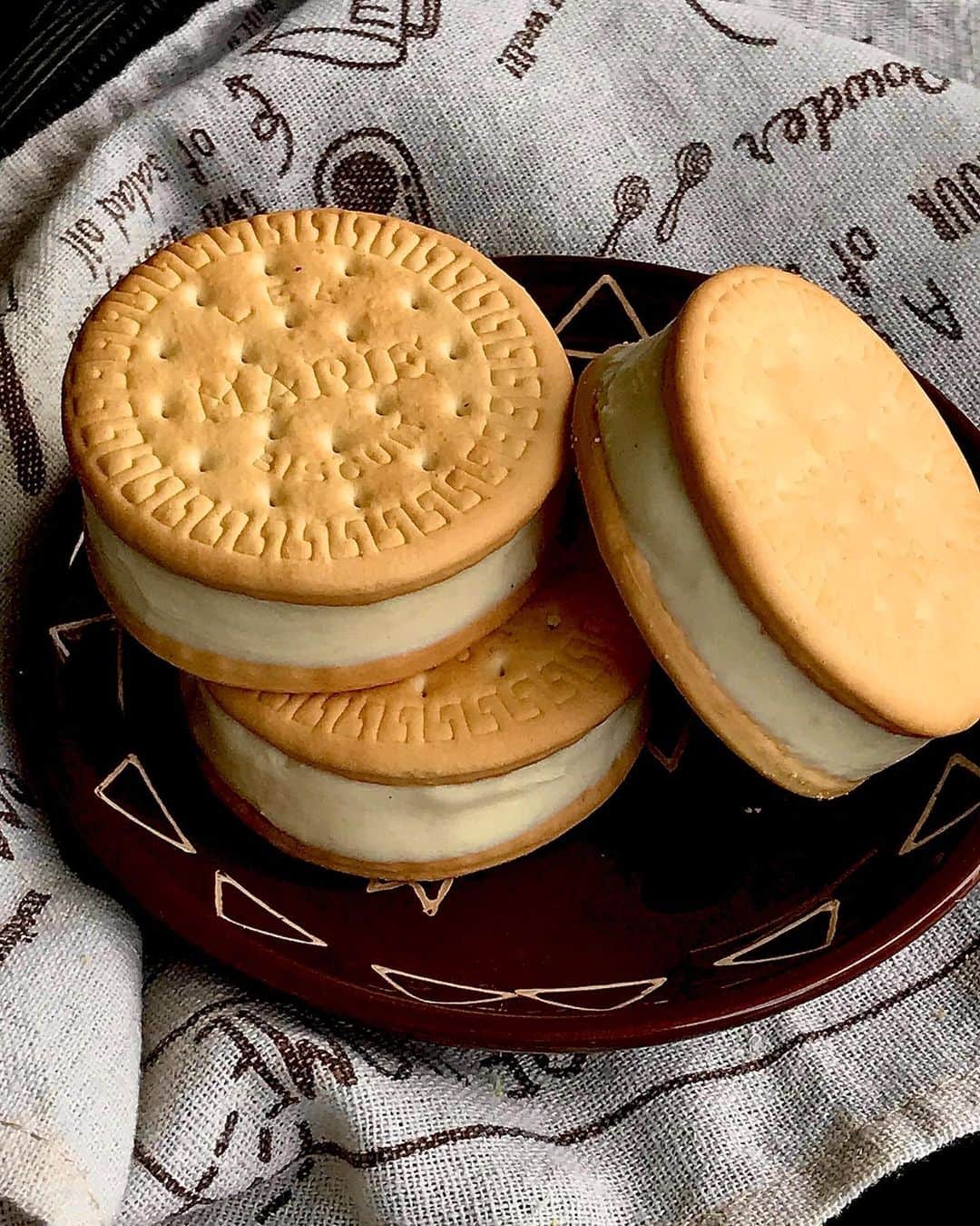 Li Tian の雑貨屋さんのインスタグラム写真 - (Li Tian の雑貨屋Instagram)「Midweek feels like...a lazy stuffed cookie sandwich, a cheese pudding one 🧀🥪 • • • • • #dairycreamkitchen #singapore #desserts #igersjp #yummy #love #sgfood #foodporn #igsg #ケーキ  #instafood #gourmet #beautifulcuisines #sgbakes #bonappetit #cafe #cake #bake #sgcakes #スイーツ #cakes #feedfeed #pastry #sgcafe #cake #homebaker #stayhomesg #homebake #cheese #cookie」5月13日 12時34分 - dairyandcream