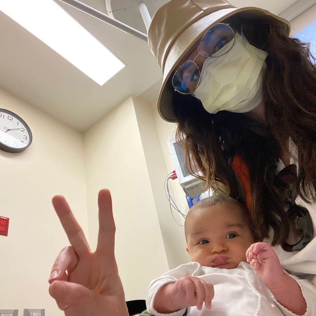 ニコール・トルンフィオのインスタグラム：「So last night I ended up putting on a brave face and taking my brand new baby 👶🏽 with a 102 fever to the E.R. .... it was the first time I broke quarantine in 2 months. Every moms worst nightmare, not only because my newborn had a high fever (which has never happened to me before with my other babies) but also because I was risking getting the #coronavirus and endangering my entire family when I came home. I was told by our GP to pack my bags because I might be there for a few days, I felt like I was going into the eye of the storm. My daughter was crying when I left but I told her I was “going on a mission, going on a mission” (paw patrol ref).... and I did. And we made it back home safe. I just wanted to say, THANK YOU to Dell Children’s Hospital, this was seriously the best Hospital experience I have ever had in my life. You made me feel safe, you took care of my baby and made her laugh, and took extreme measures to make sure I came home Covid Free. The protocol at the hospital was incredible to make sure all patients were safe. Thank you to all the staff that work and risk their lives everyday to make we have essential care during this crazy time. I am so humbled, so grateful and most of all so thankful my baby is doing just fine 🥰 and THANK YOU to my girl gang who were with me in spirit the entire time. Going back into quarantine now. 🙅🏻‍♀️ #stayhome #covid19 #quarantine #thankyou @dell_childrens」